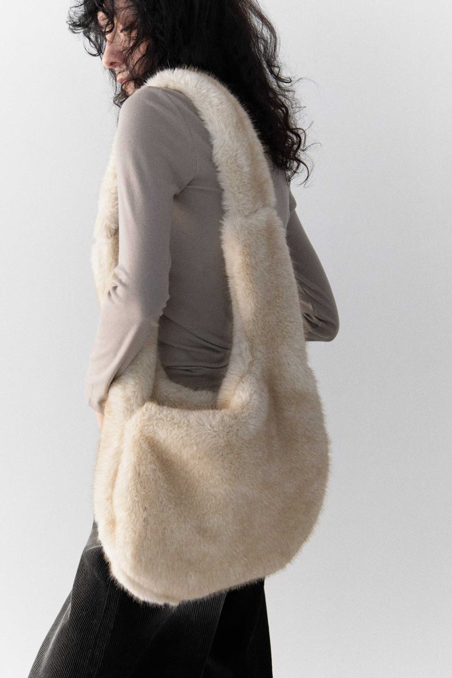 DUA FLUFFY CROSSBODY BAG