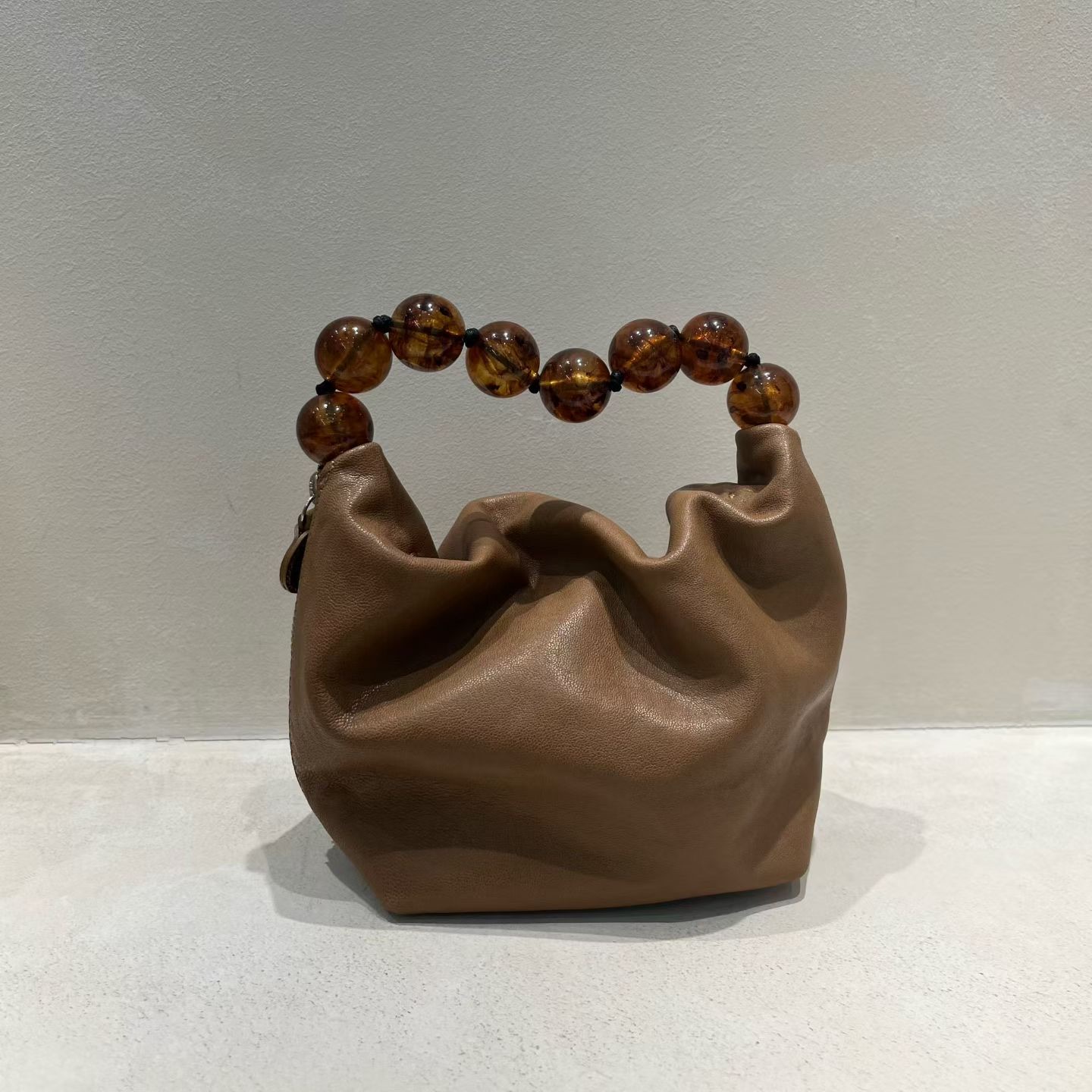 LP06 / ROUND MARBLING HANDLE SIZE ZIP HANDBAG