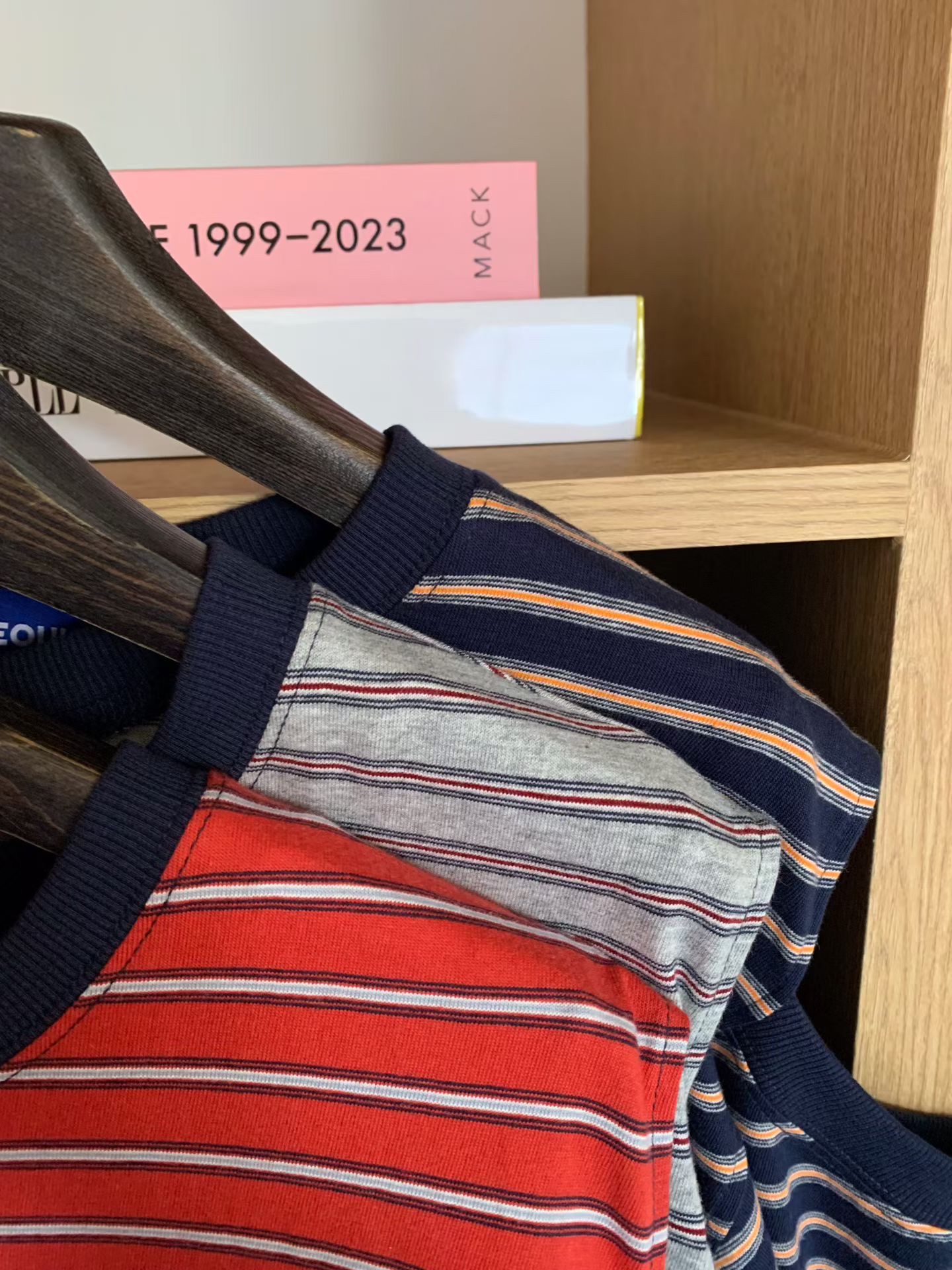 KL15 / COLD SHOULDER STRIPE TOP