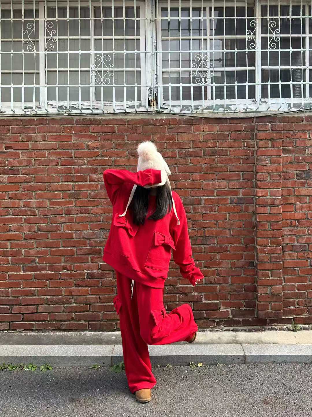 DAISY BOW POCKET SWEATSHIRT