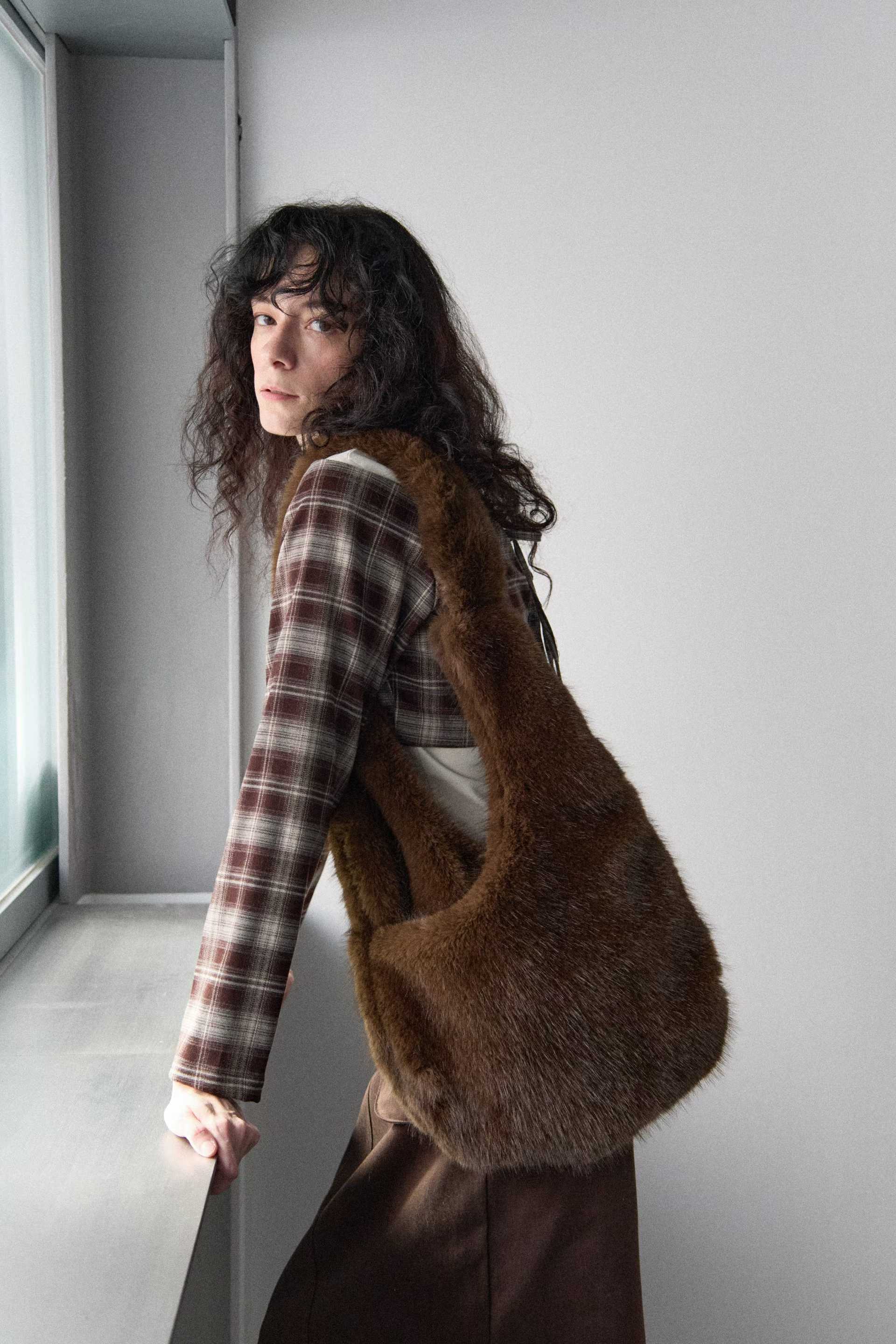 DUA FLUFFY CROSSBODY BAG