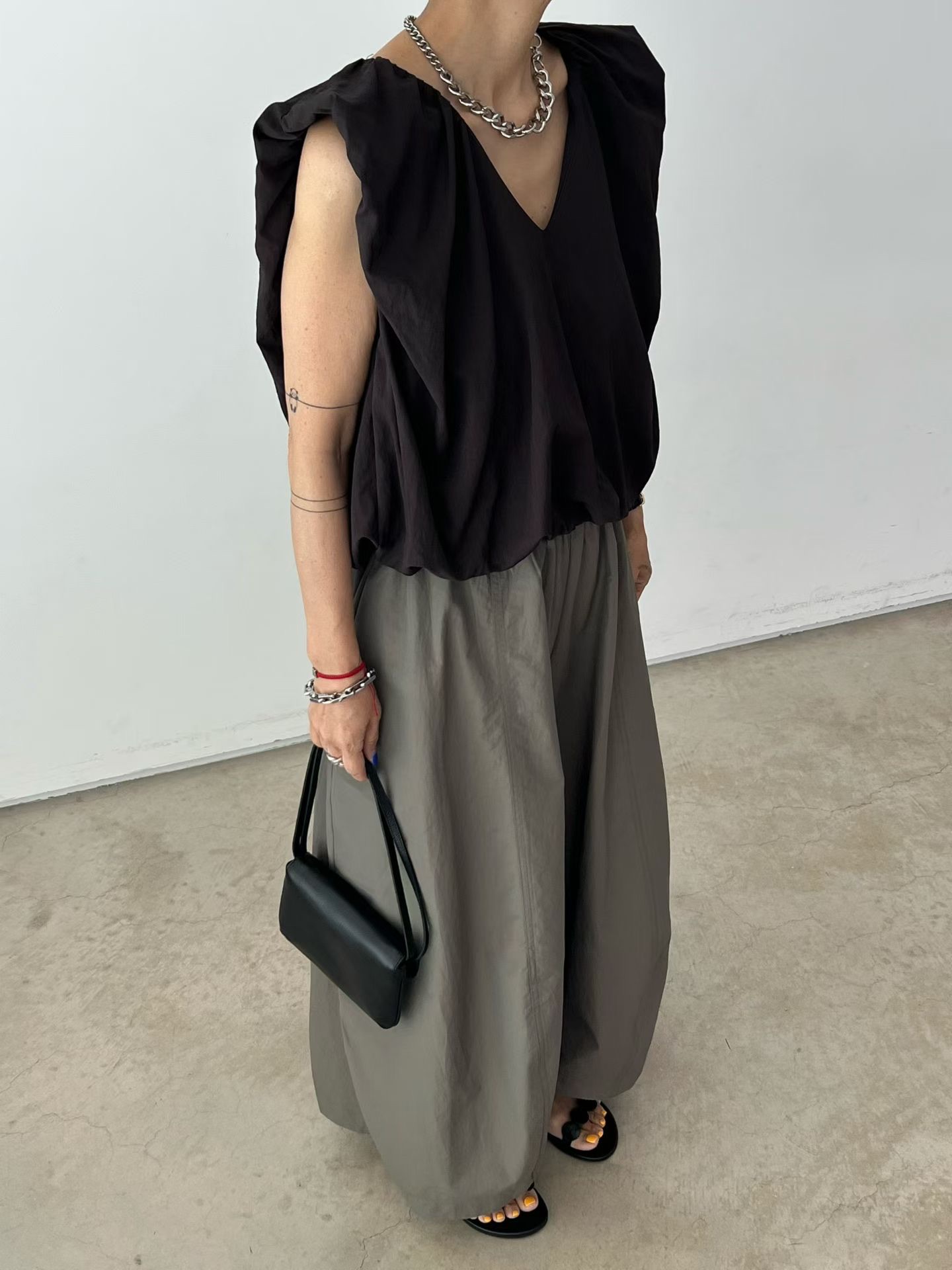 VN26 / V-NECKLINE BUBBLE HEM SLEEVELESS TOP