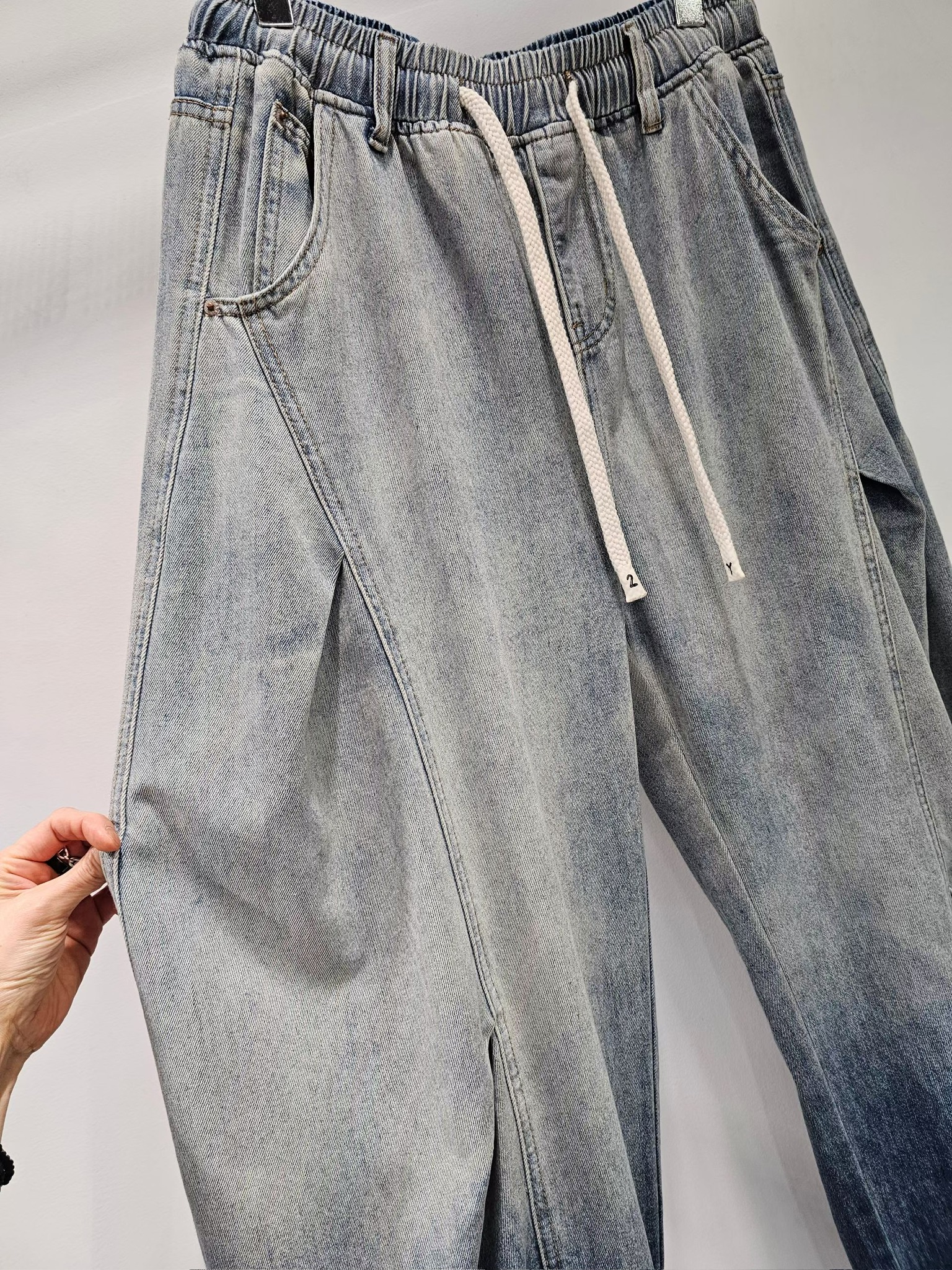 YY15 / DARTED DETAIL OMBRE TWO-TONE JEANS