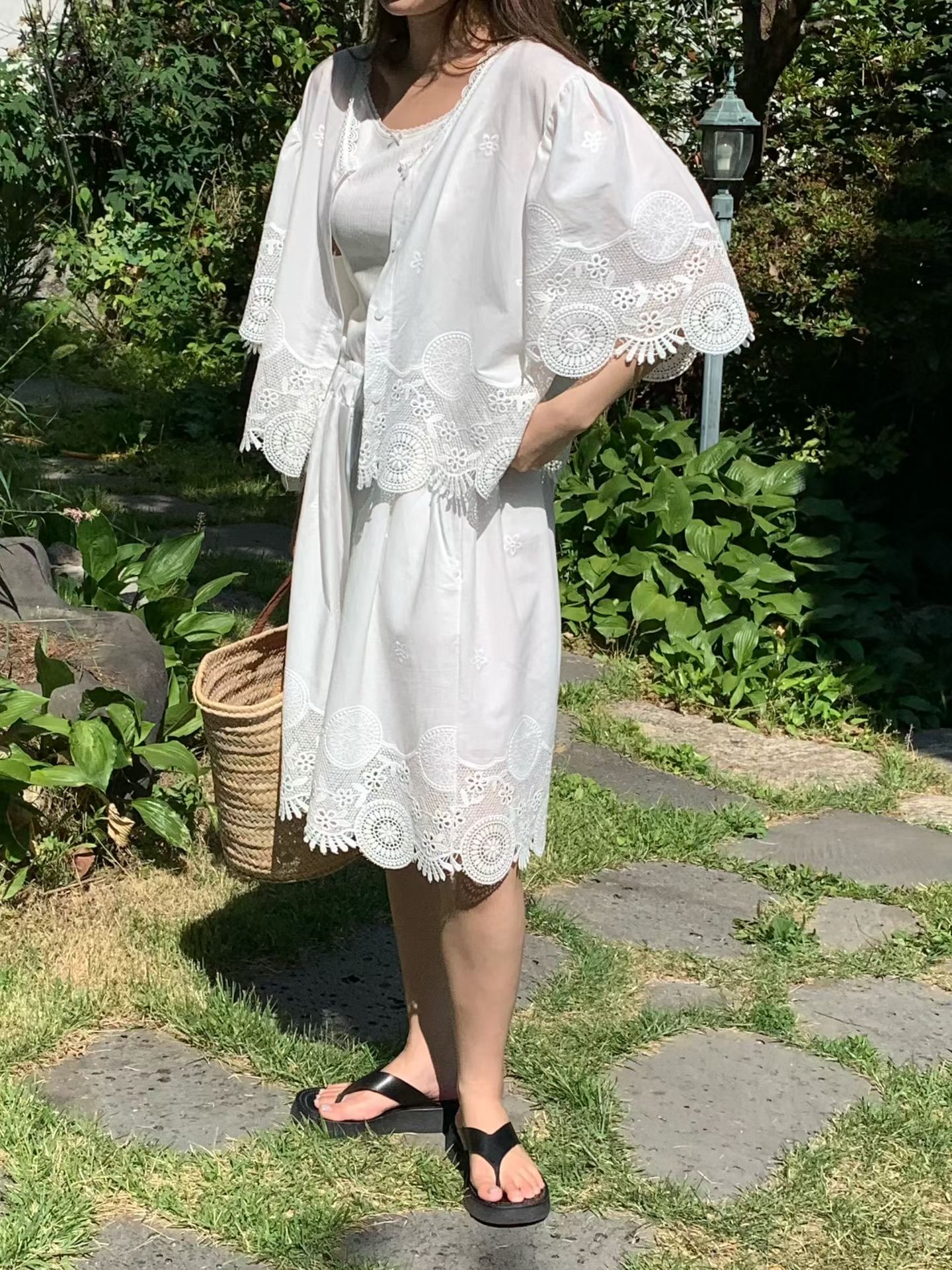 RT21 / DELICATE EMBROIDERED EYELET BUTTON DOWN TOP