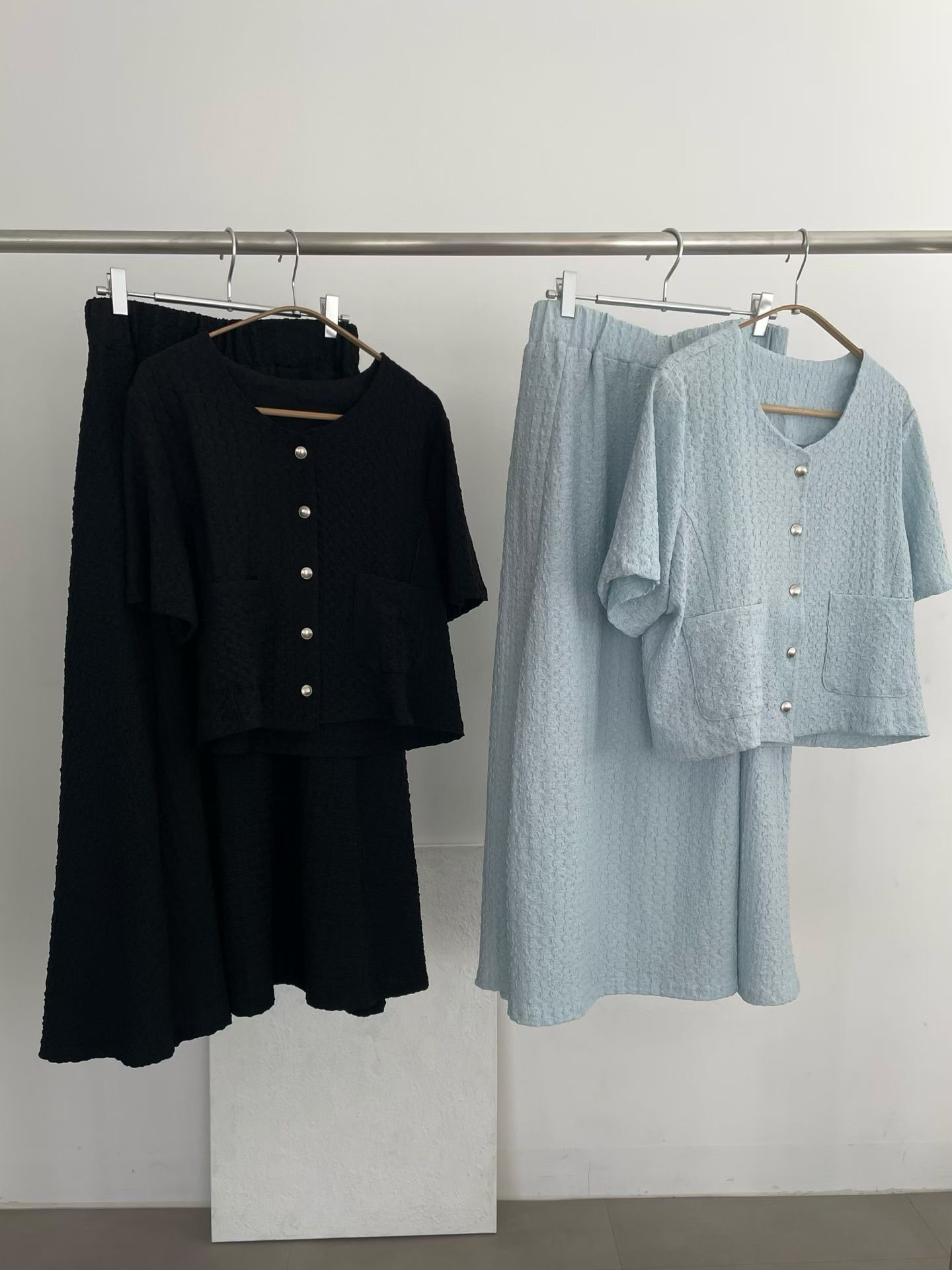 PG05 / TEXTURED SHORT SLEEVES OUTER-ELASTIC BAND SKIRT SET