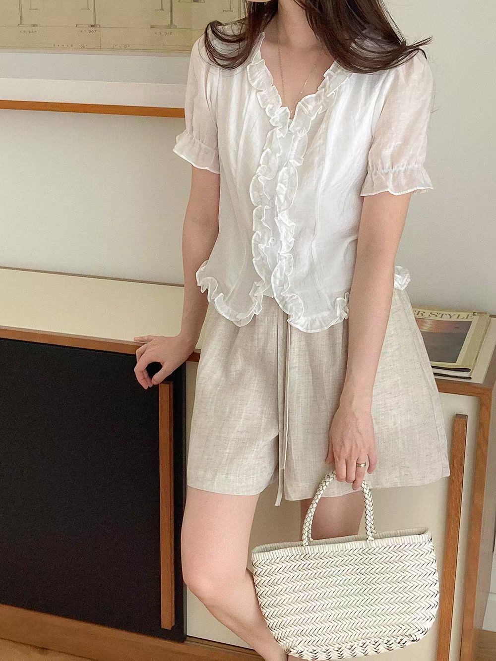 PG02 / V-NECKLINE RUFFLES BLOUSE