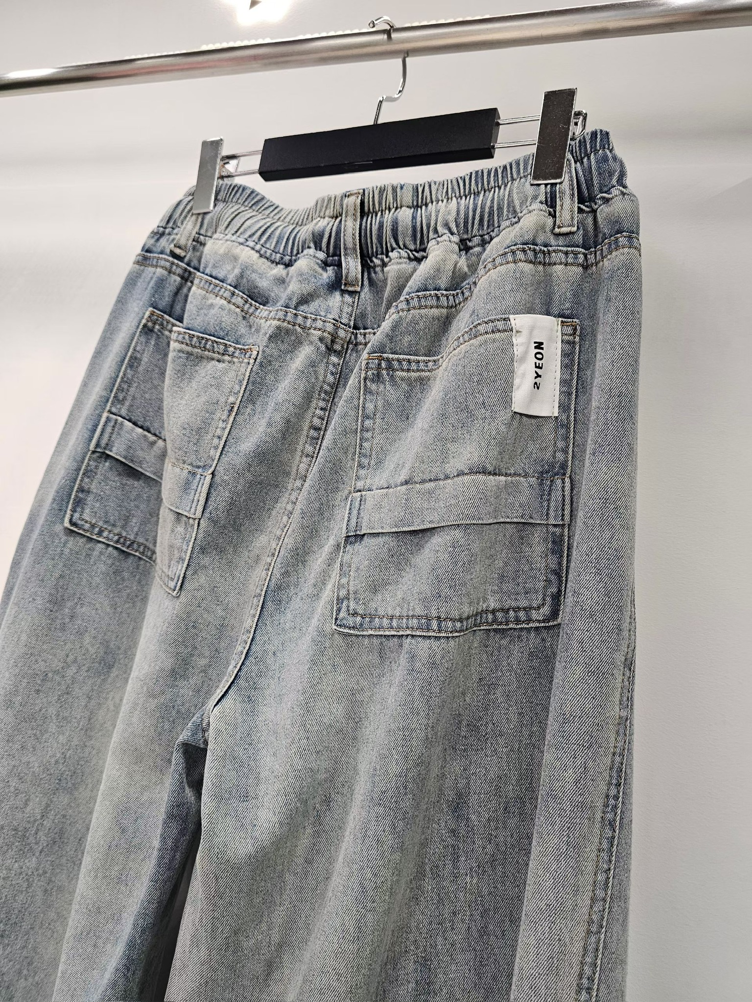 YY15 / DARTED DETAIL OMBRE TWO-TONE JEANS