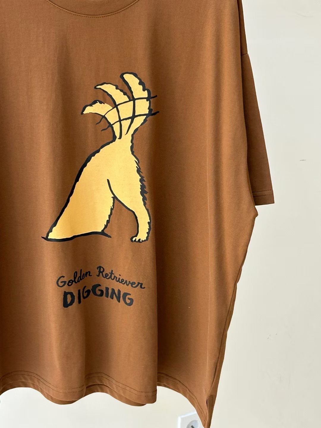 KL10 / GOLDEN RETRIEVER DIGGING GRAPHIC TEE