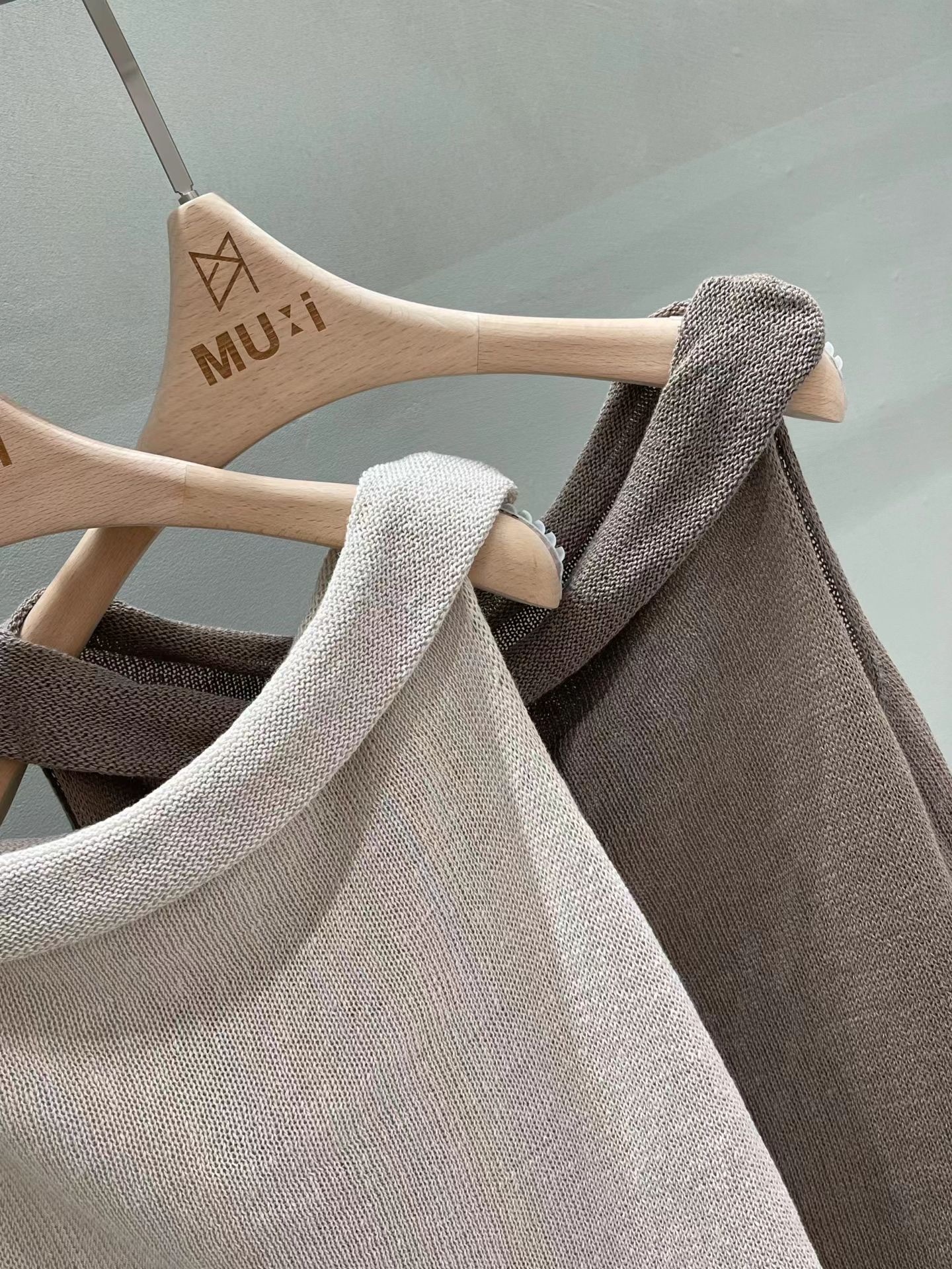 MU18 / SLEEVELESS COWL NECKLINE KNIT TOP