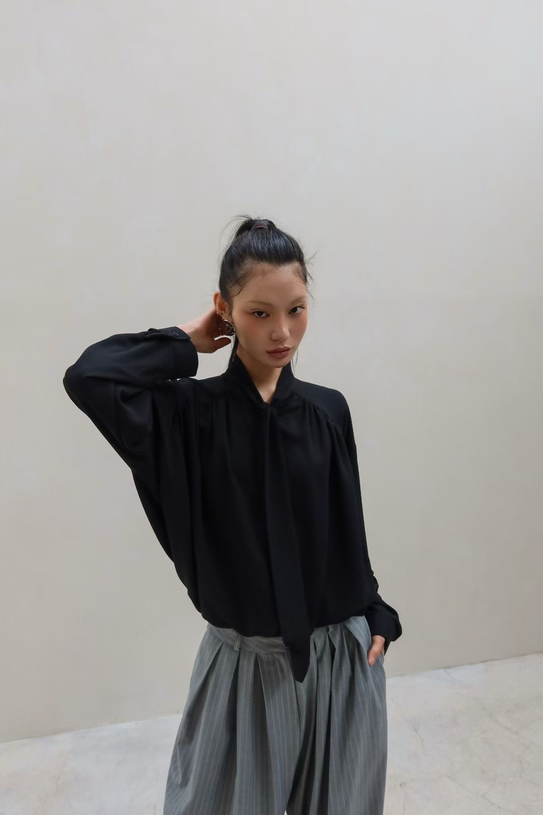 BY09 / FRONT TIE LONG SLEEVES BLOUSE