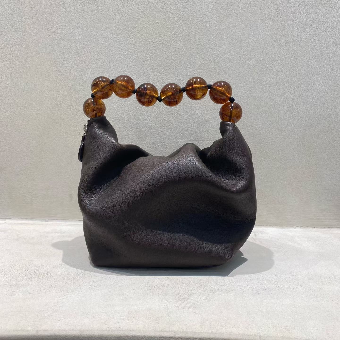 LP06 / ROUND MARBLING HANDLE SIZE ZIP HANDBAG