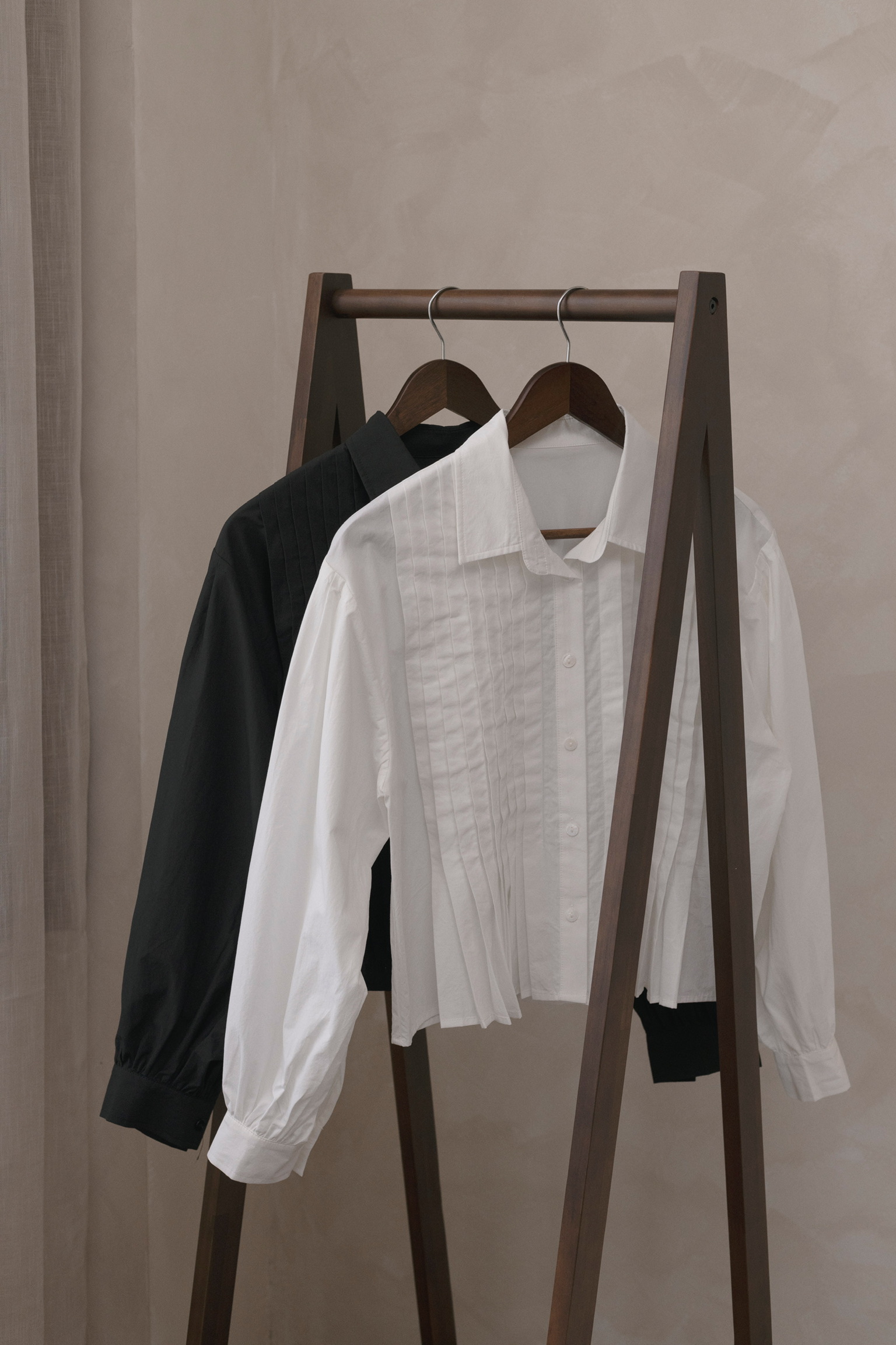 AL16/ FRONT PLEAT DETAILS CROP SHIRT