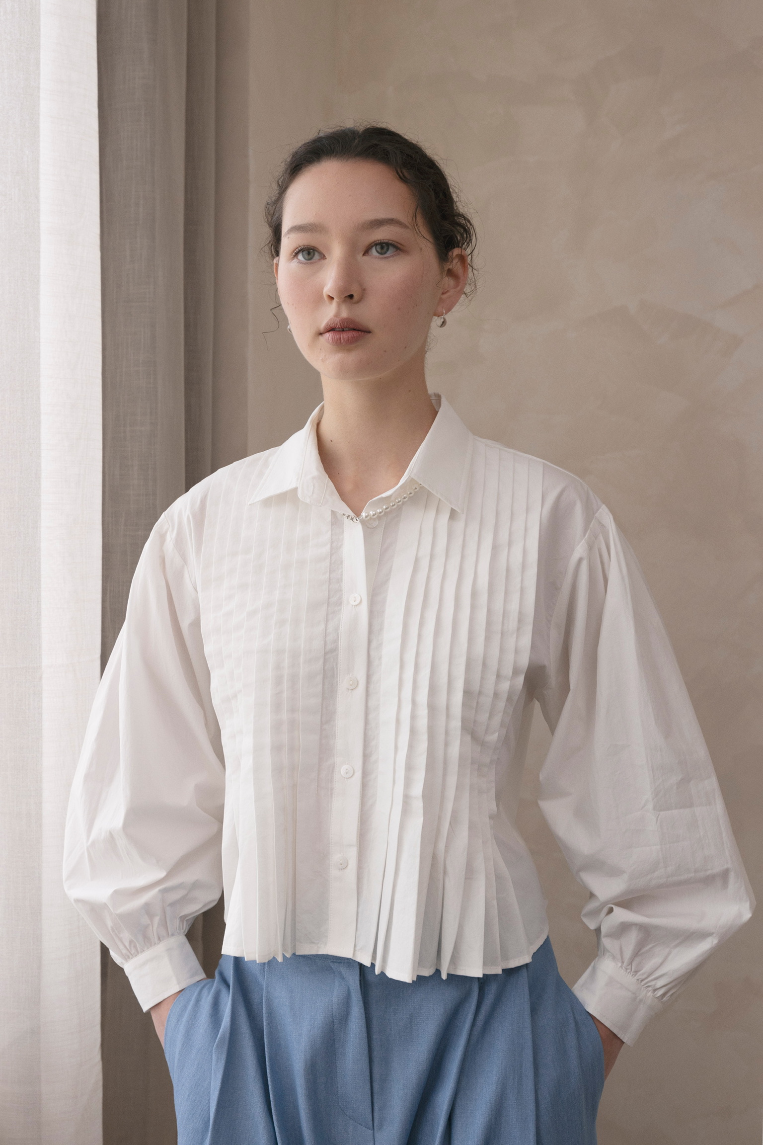 AL16/ FRONT PLEAT DETAILS CROP SHIRT