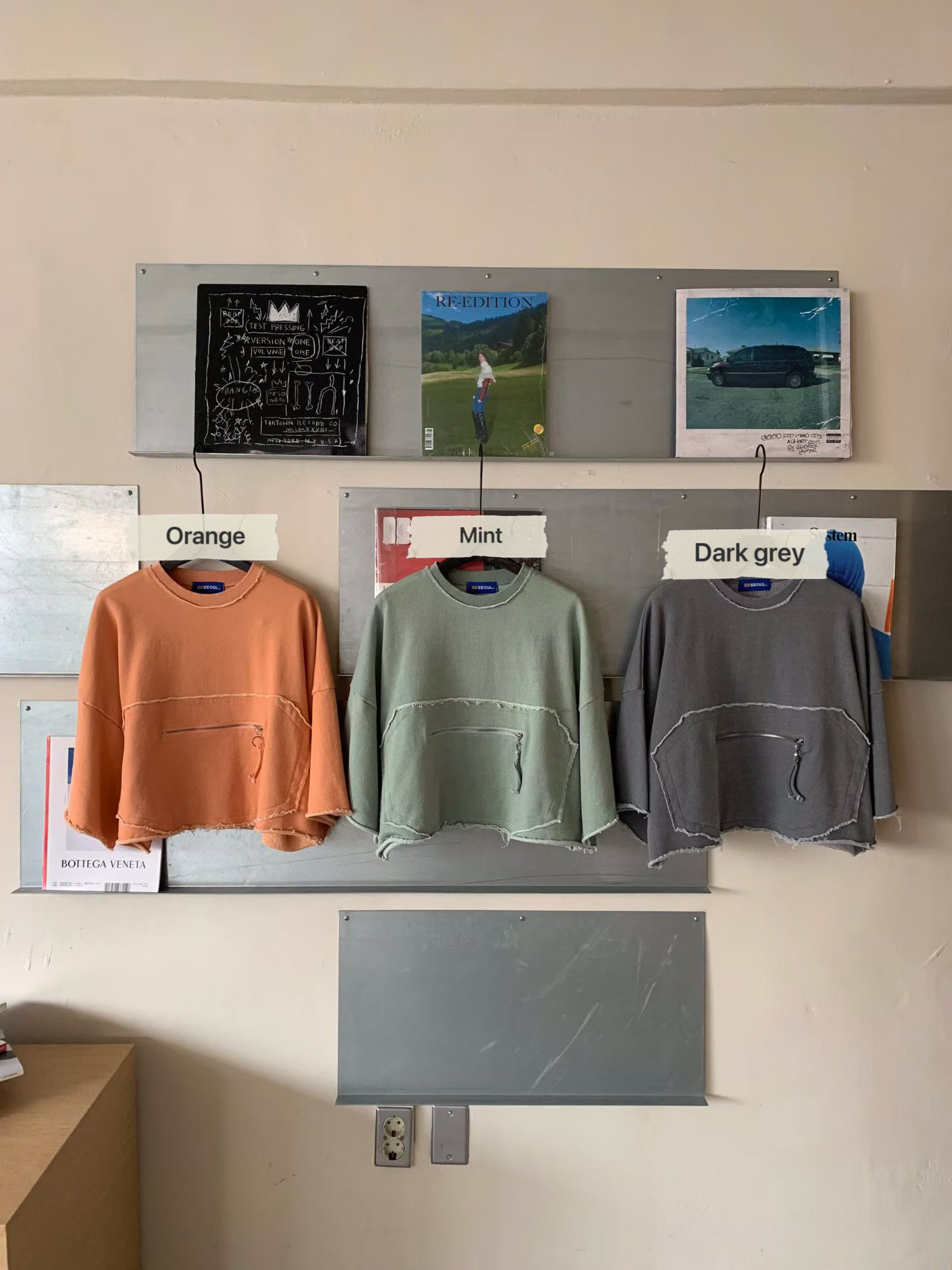 KL19 / FRAYED HEM ZIP DETAIL TEE