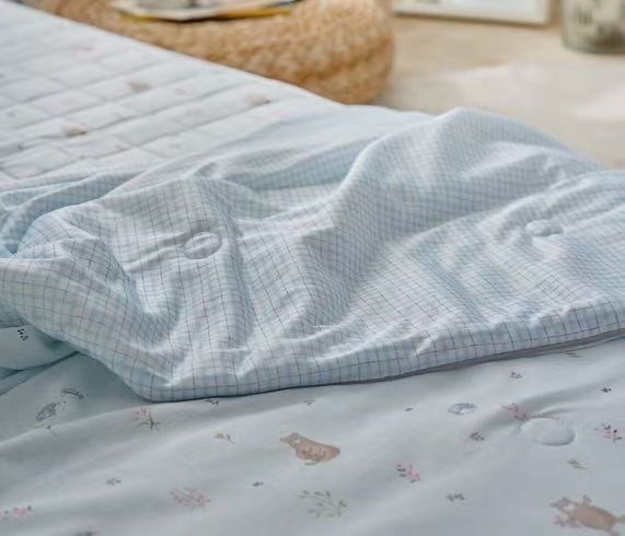 BT06 / Ice Cool Series: Bear/hedgehogs Print Ice-Cool Blanket