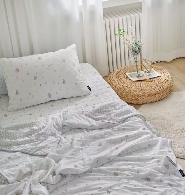 BT06 / Ice Cool Series: Bear/hedgehogs Print Ice-Cool Blanket