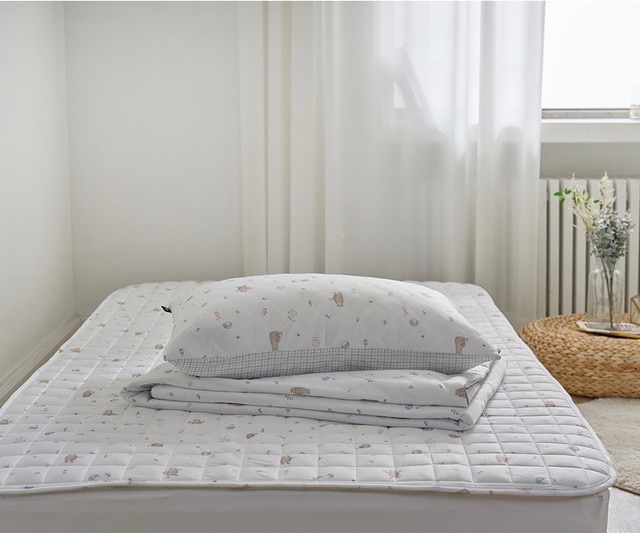 BT06 / Ice Cool Series: Bear/hedgehogs Print Ice-Cool Blanket