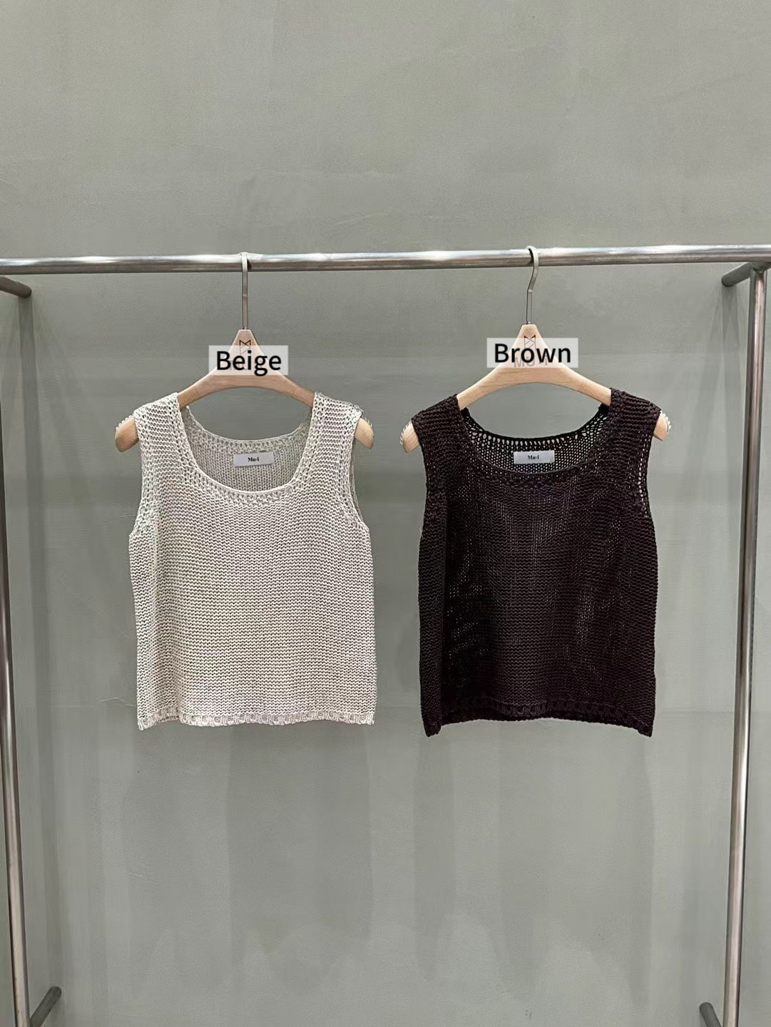 MU16 / SQUARE NECKLINE KNIT SLEEVELESS TOP