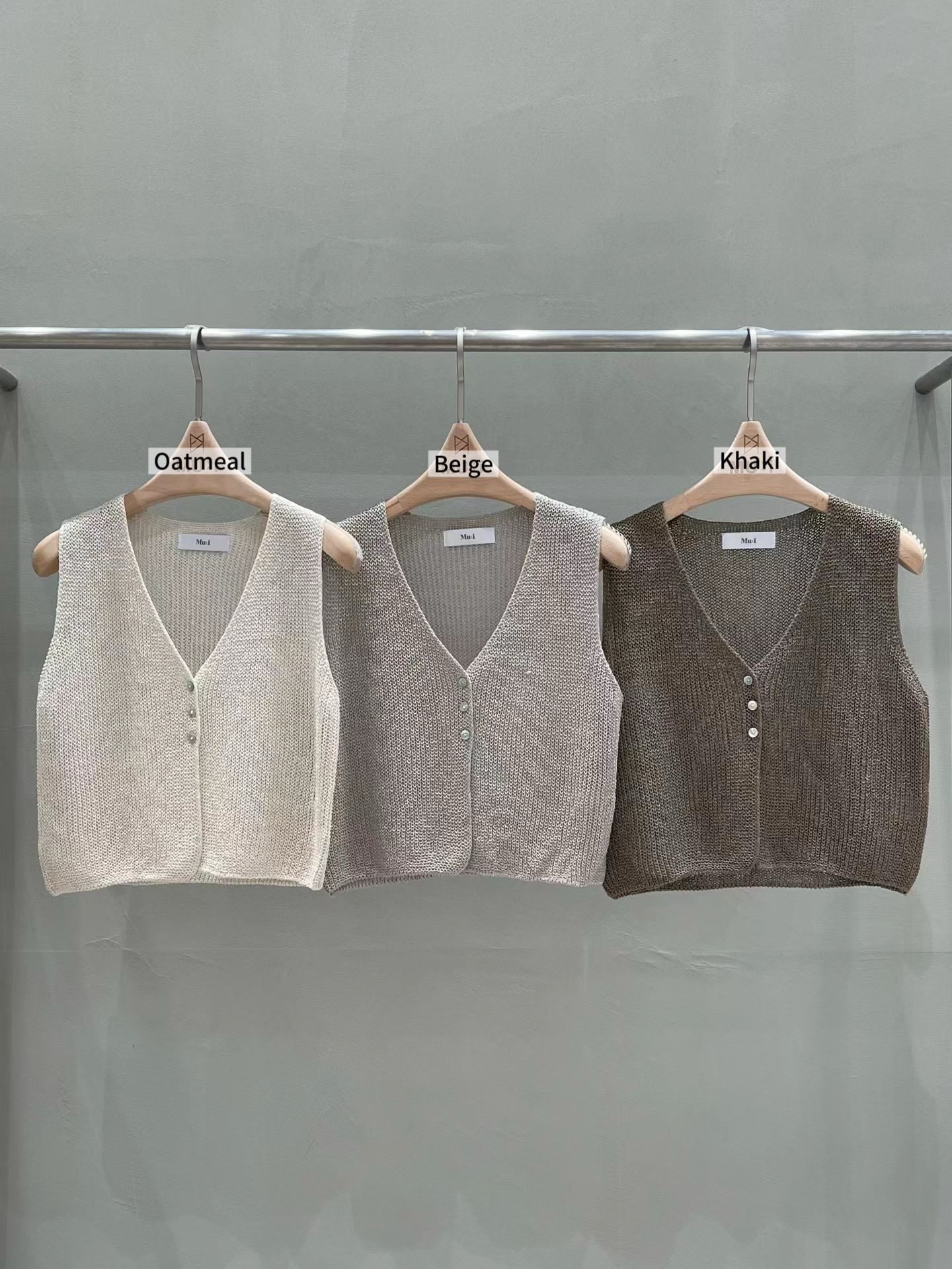 MU27 / OPEN KNIT DEEP V-NECKLINE VEST