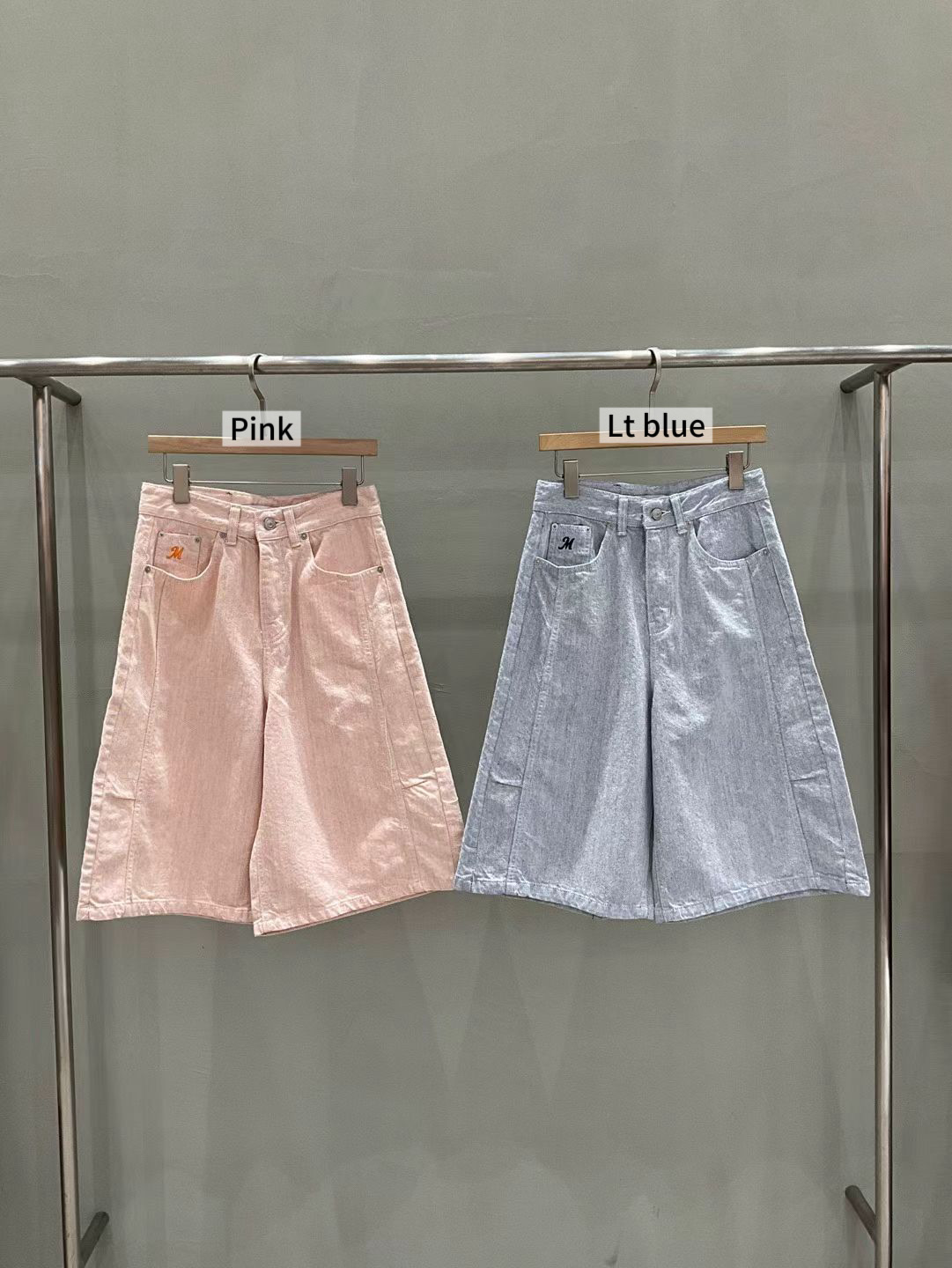 MU19 / EMBROIDERED "M" PIGMENTED BERMUDAS