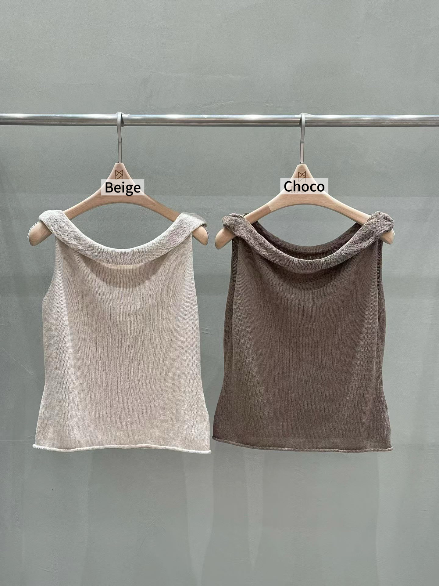 MU18 / SLEEVELESS COWL NECKLINE KNIT TOP