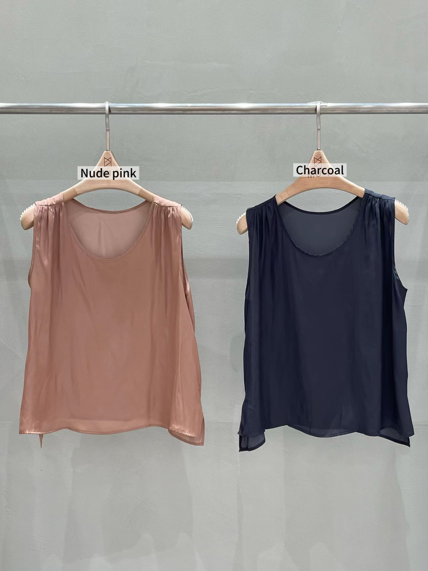 MU20 / SCOOP NECKLINE SLEEVELESS TOP