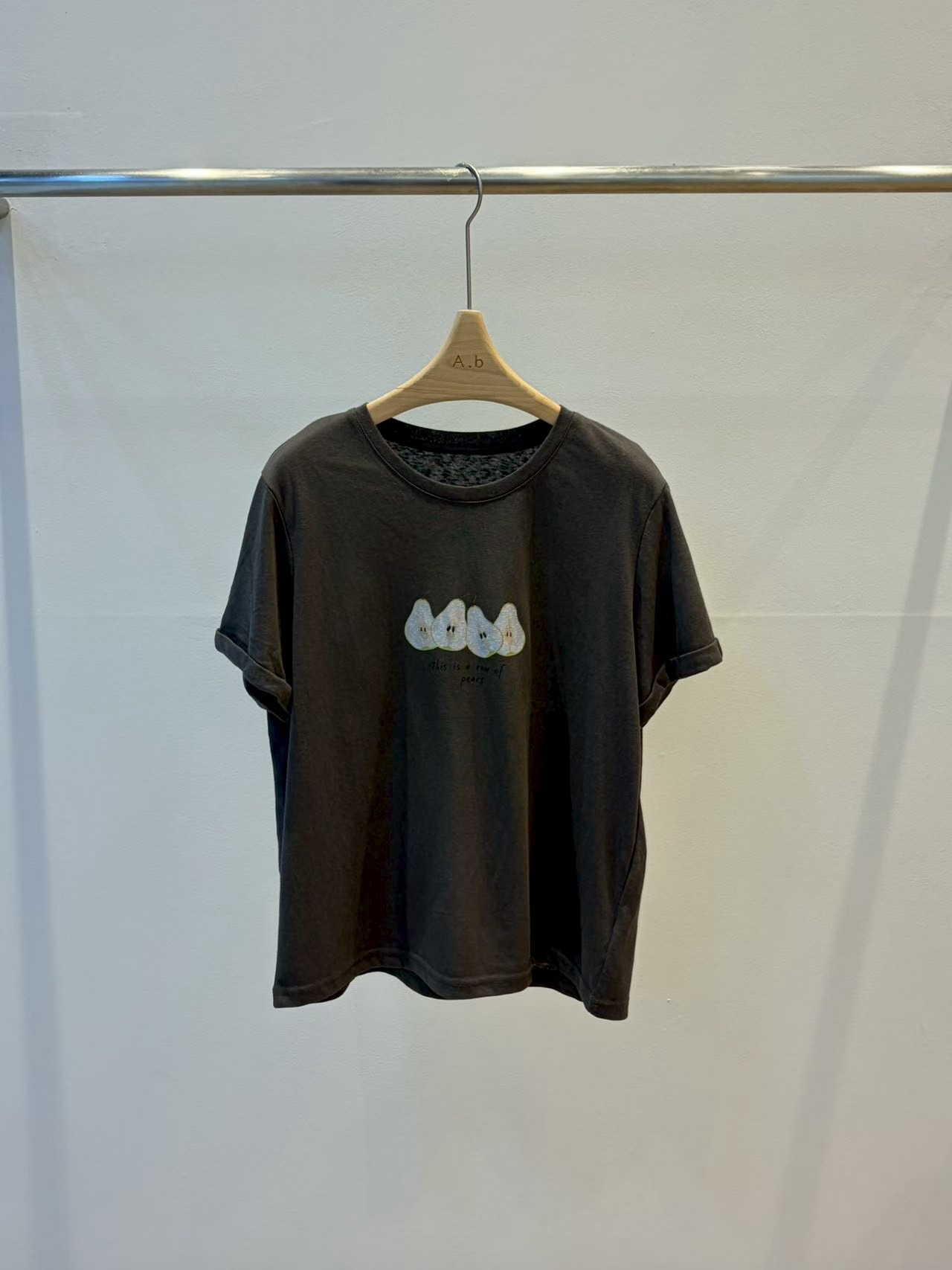 UE24 / ‘THIS IS A ROW OF PEARS’ FOLD UP SLEEVES TEE