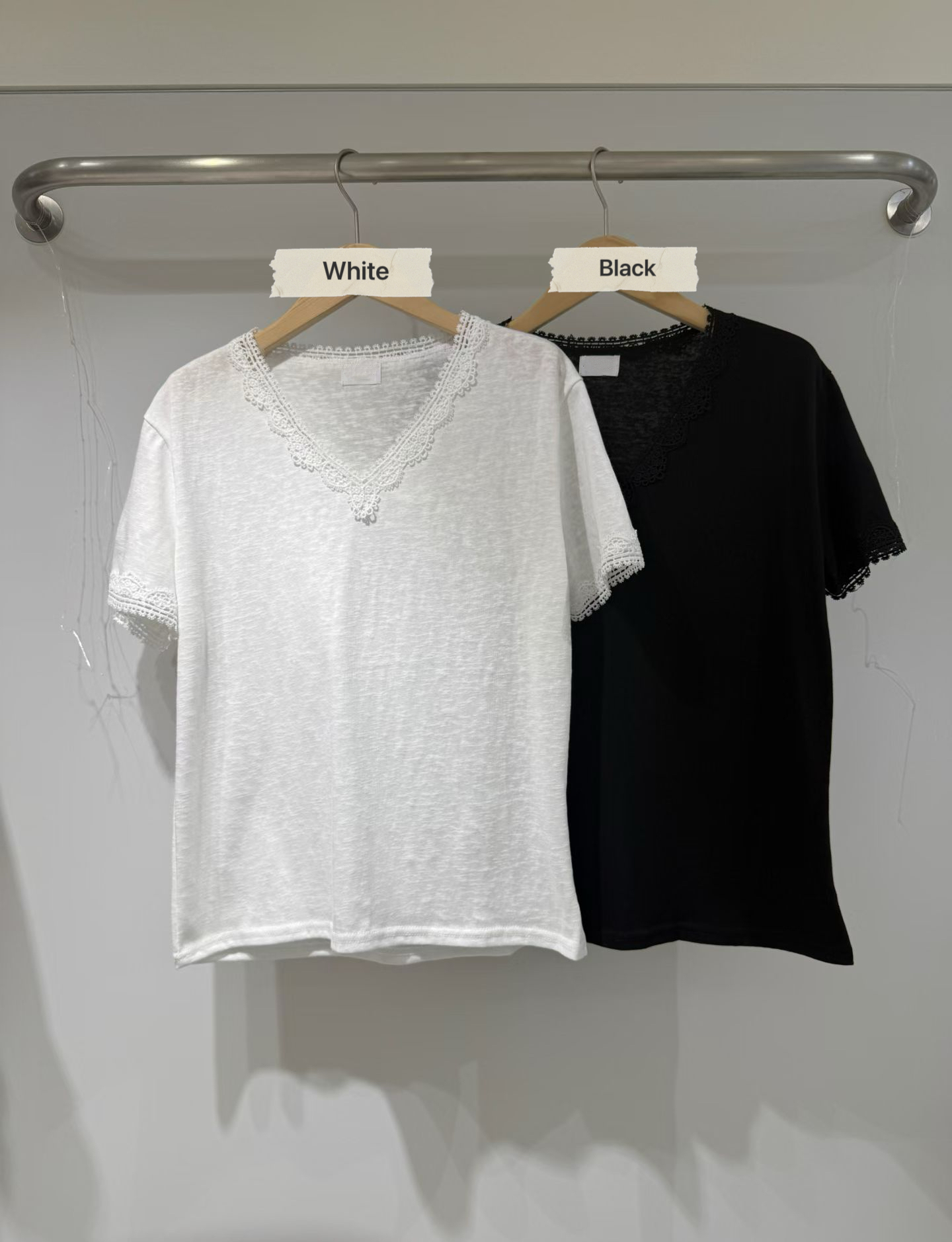 850426/LACE DETAIL V-NECKLINE TEE-SHIRT 