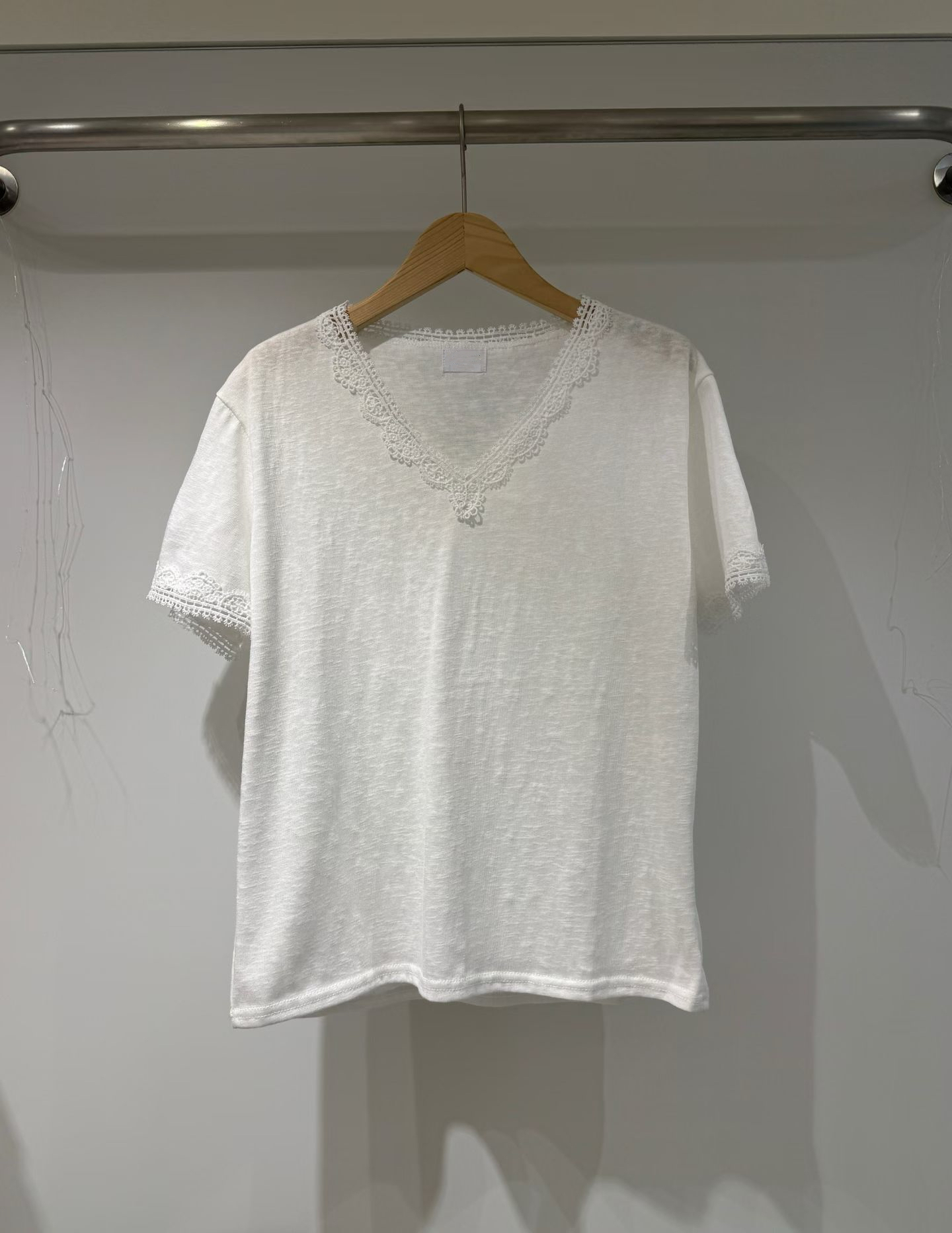 850426/LACE DETAIL V-NECKLINE TEE-SHIRT 