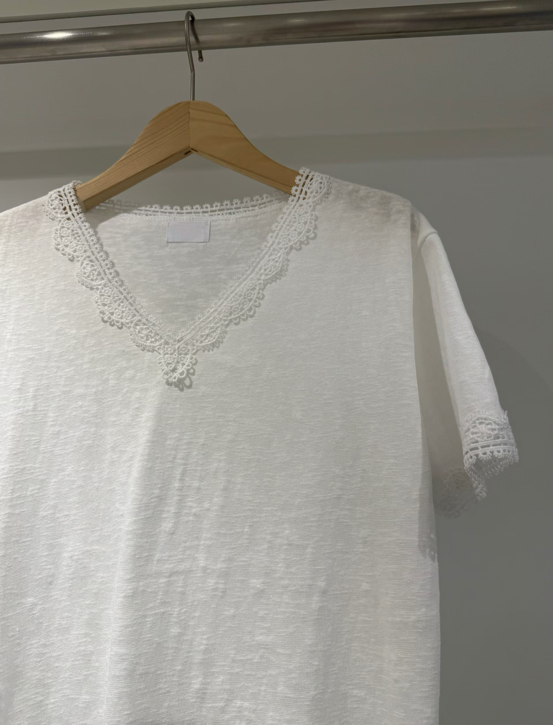 850426/LACE DETAIL V-NECKLINE TEE-SHIRT 