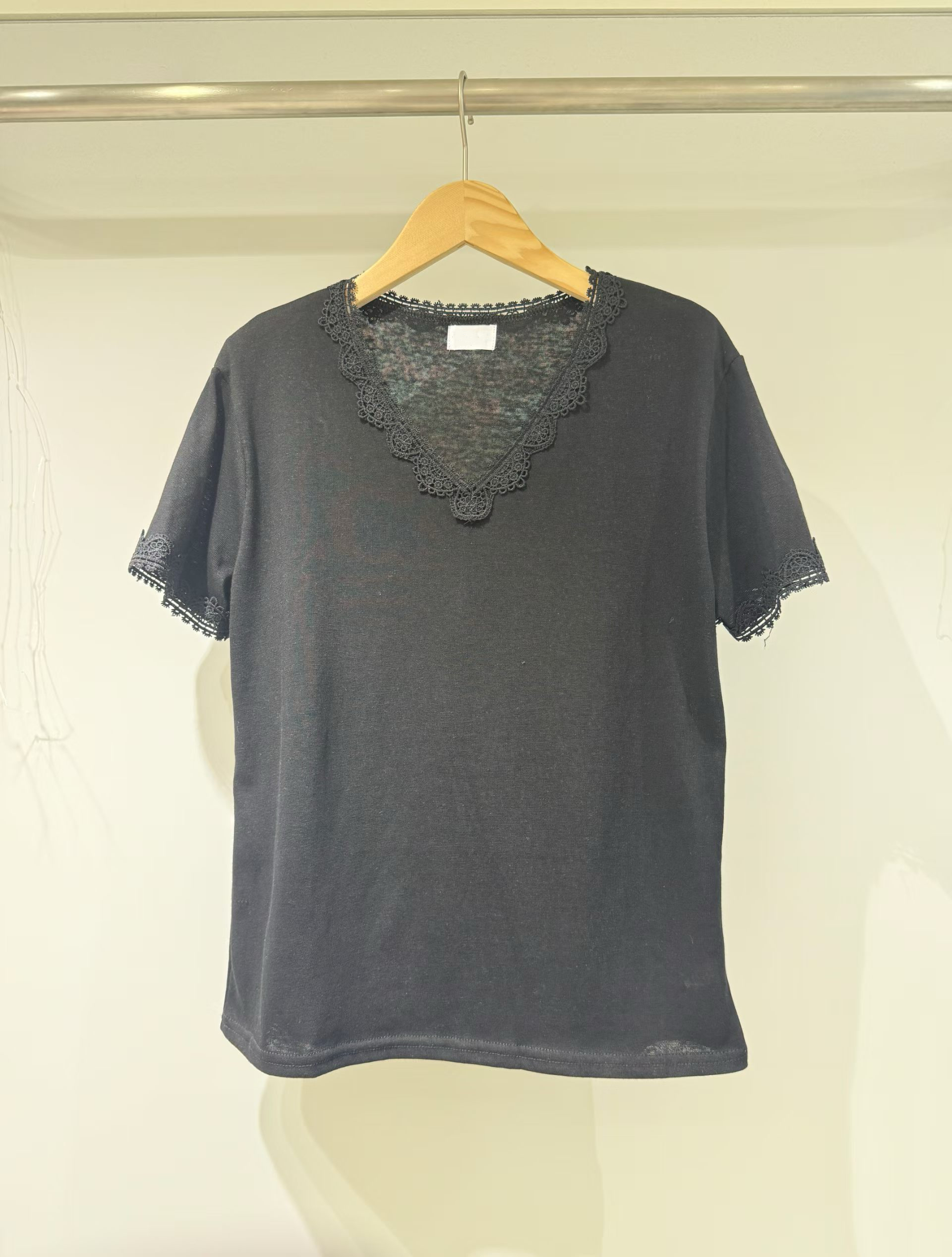 850426/LACE DETAIL V-NECKLINE TEE-SHIRT 