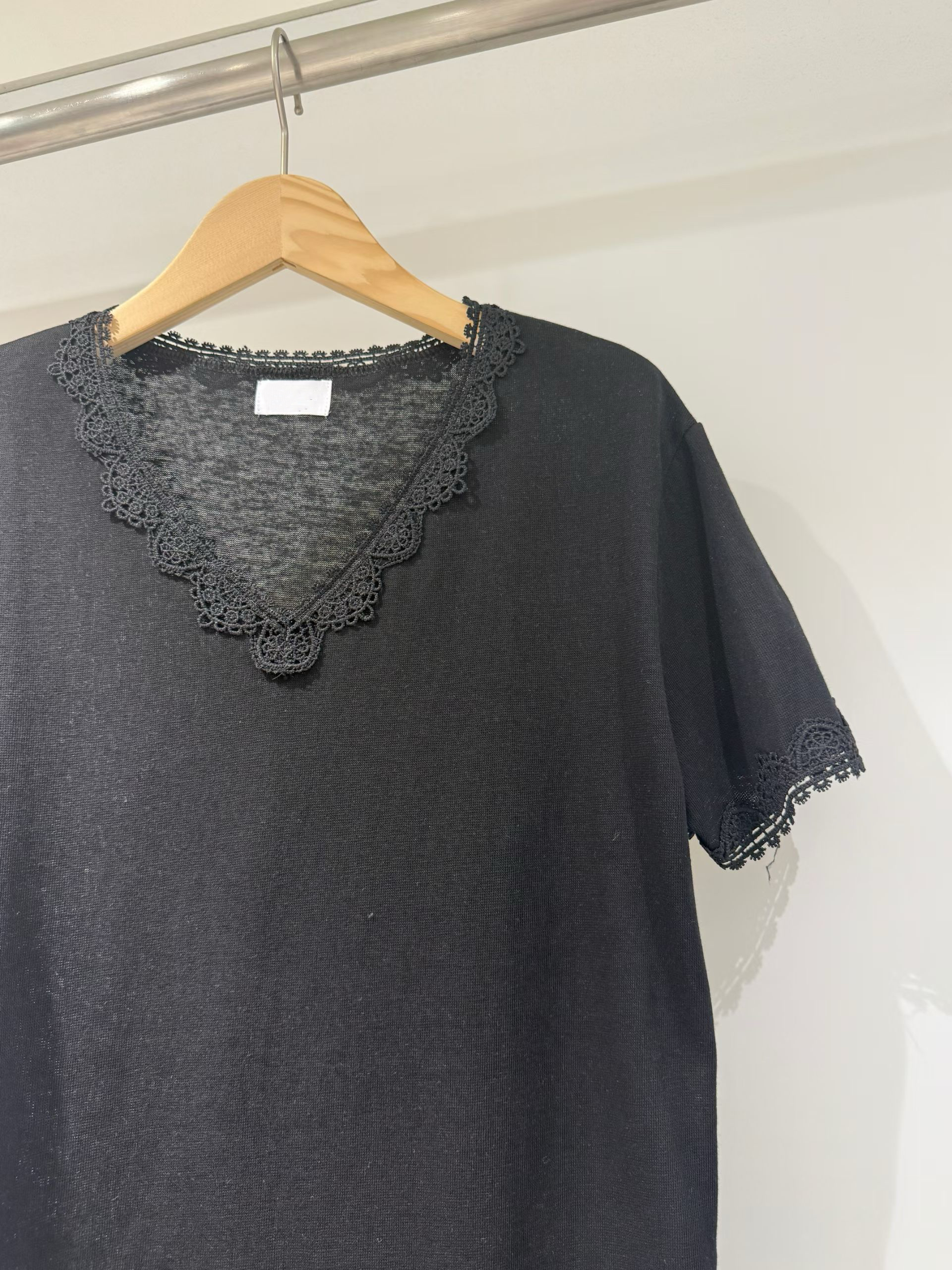 850426/LACE DETAIL V-NECKLINE TEE-SHIRT 