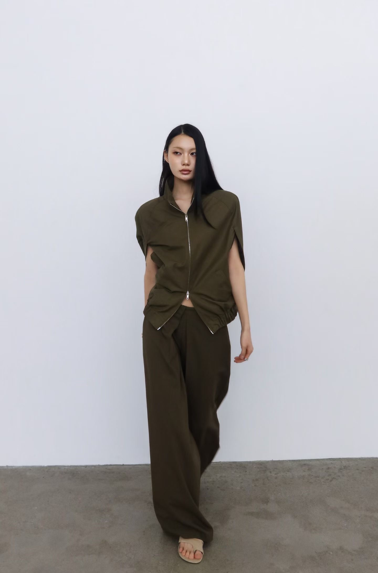 BY18 / FRONT DARTED STRAIGHT TROUSERS