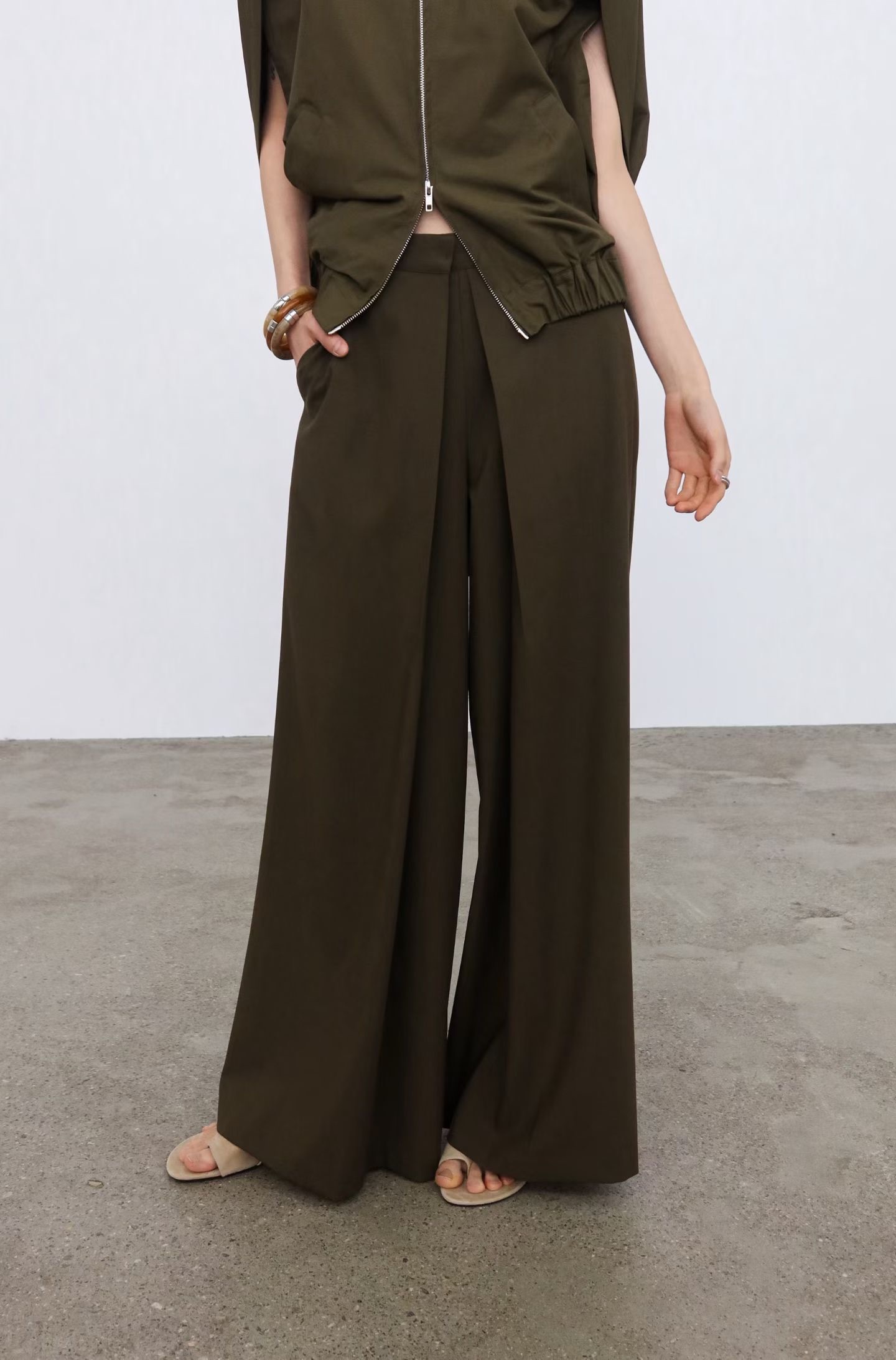 BY18 / FRONT DARTED STRAIGHT TROUSERS