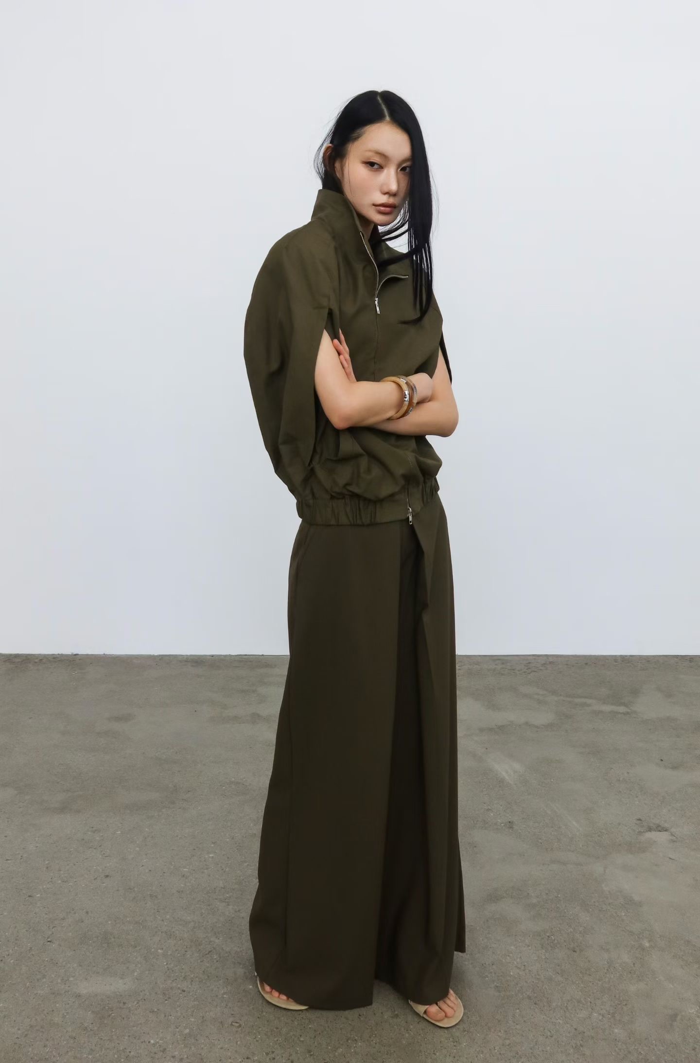 BY18 / FRONT DARTED STRAIGHT TROUSERS