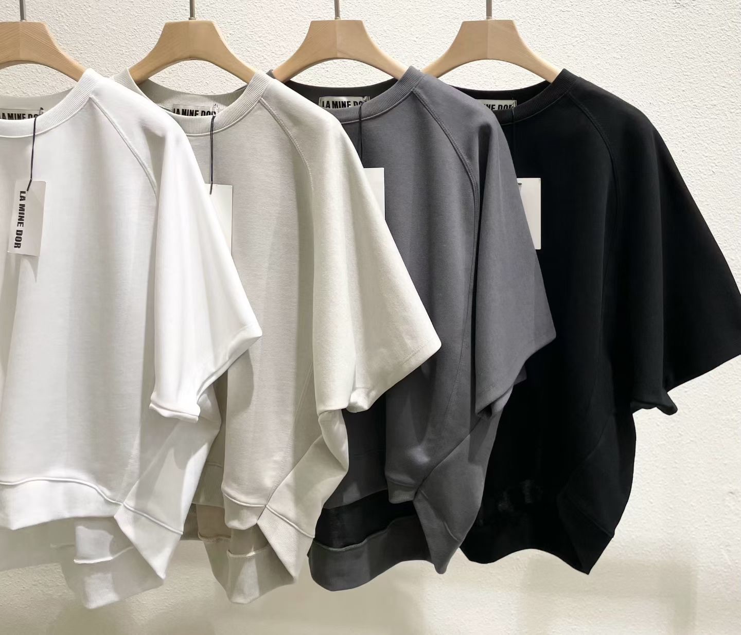 DM01 / BAT WING CINCH HEM TOP