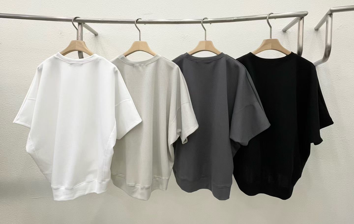 DM01 / BAT WING CINCH HEM TOP