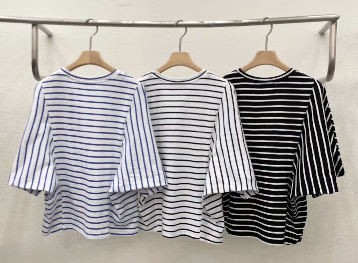 DM05 / STRIPE BAT WING TOP