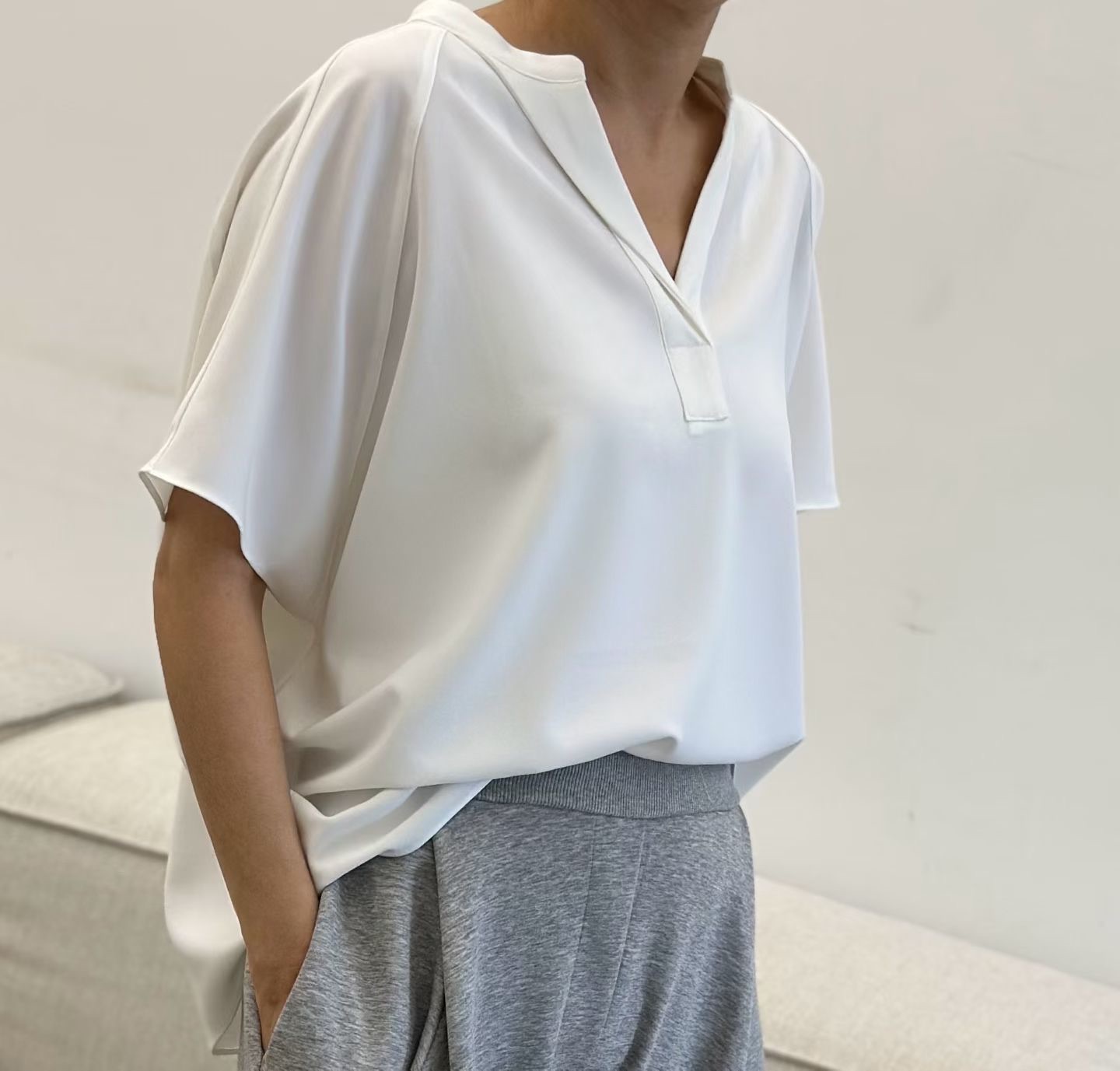 DM08 / OPEN COLLAR BLOUSE