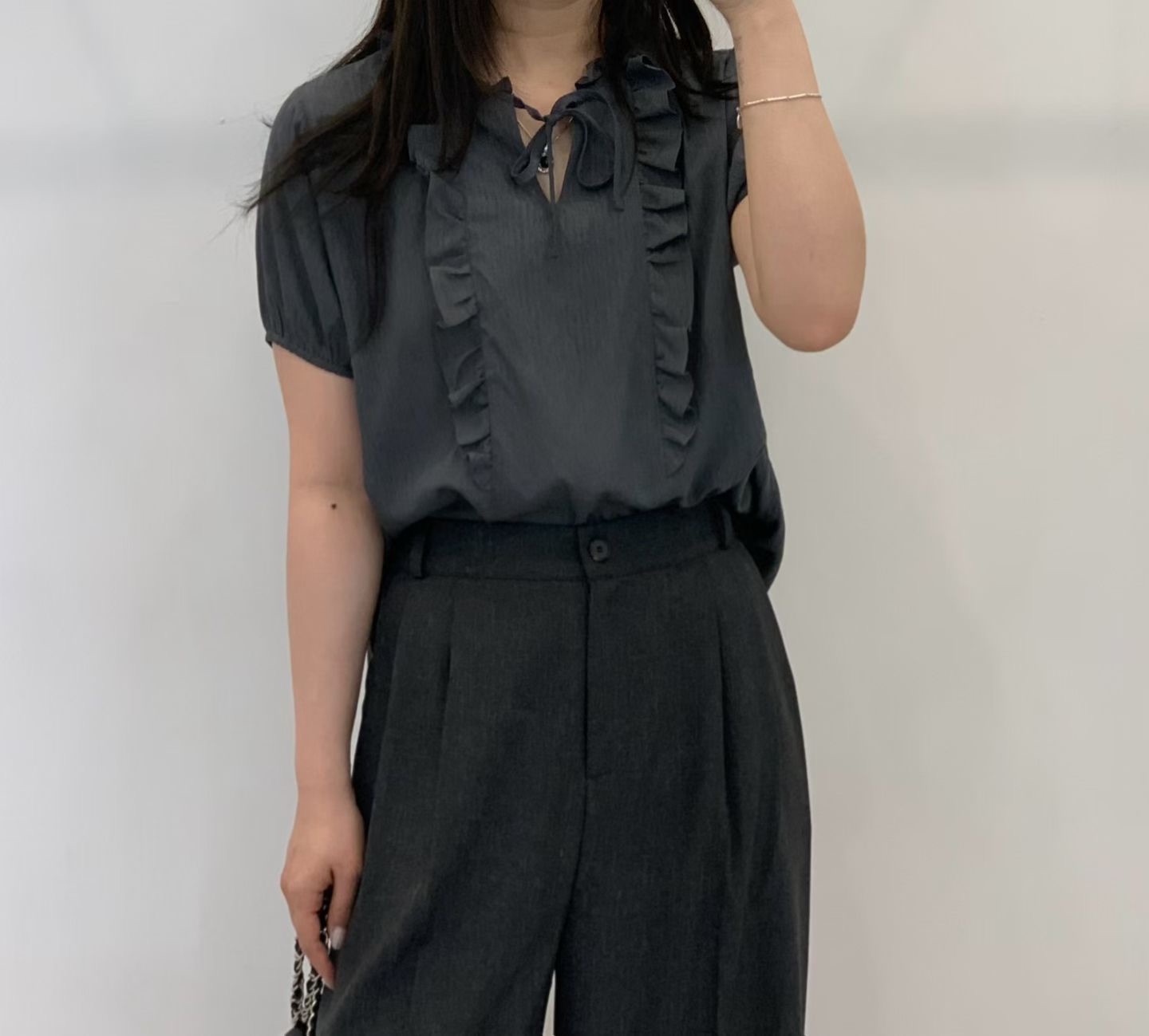 FP15 / FRONT RUFFLES FRONT TIE BLOUSE