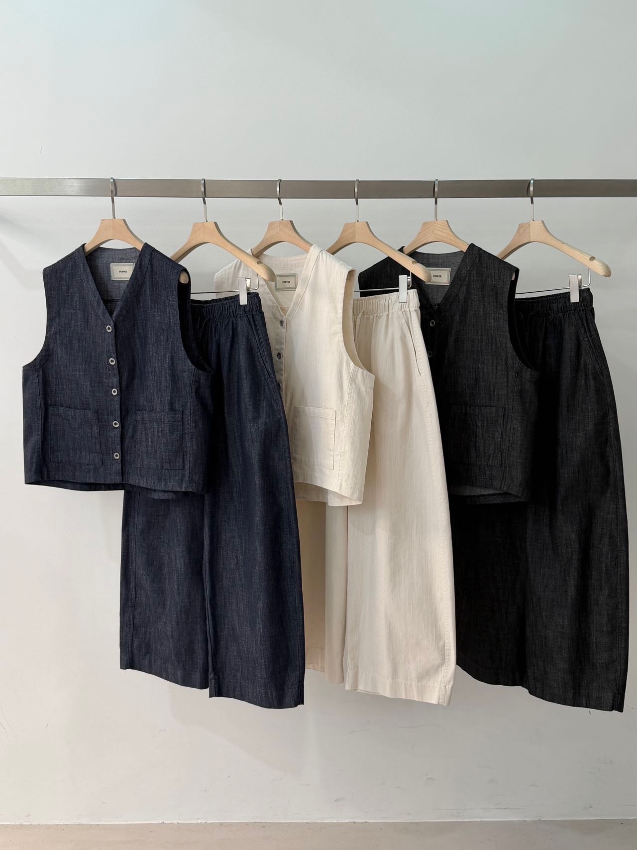 FG28 / V NECKLINE BUTTON DOWN VEST