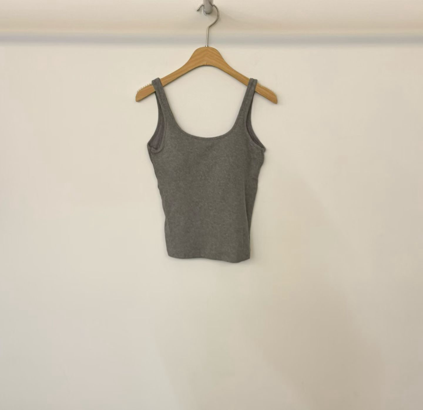 PG31 / LOW BACK RIBBED PADDED TANK TOP