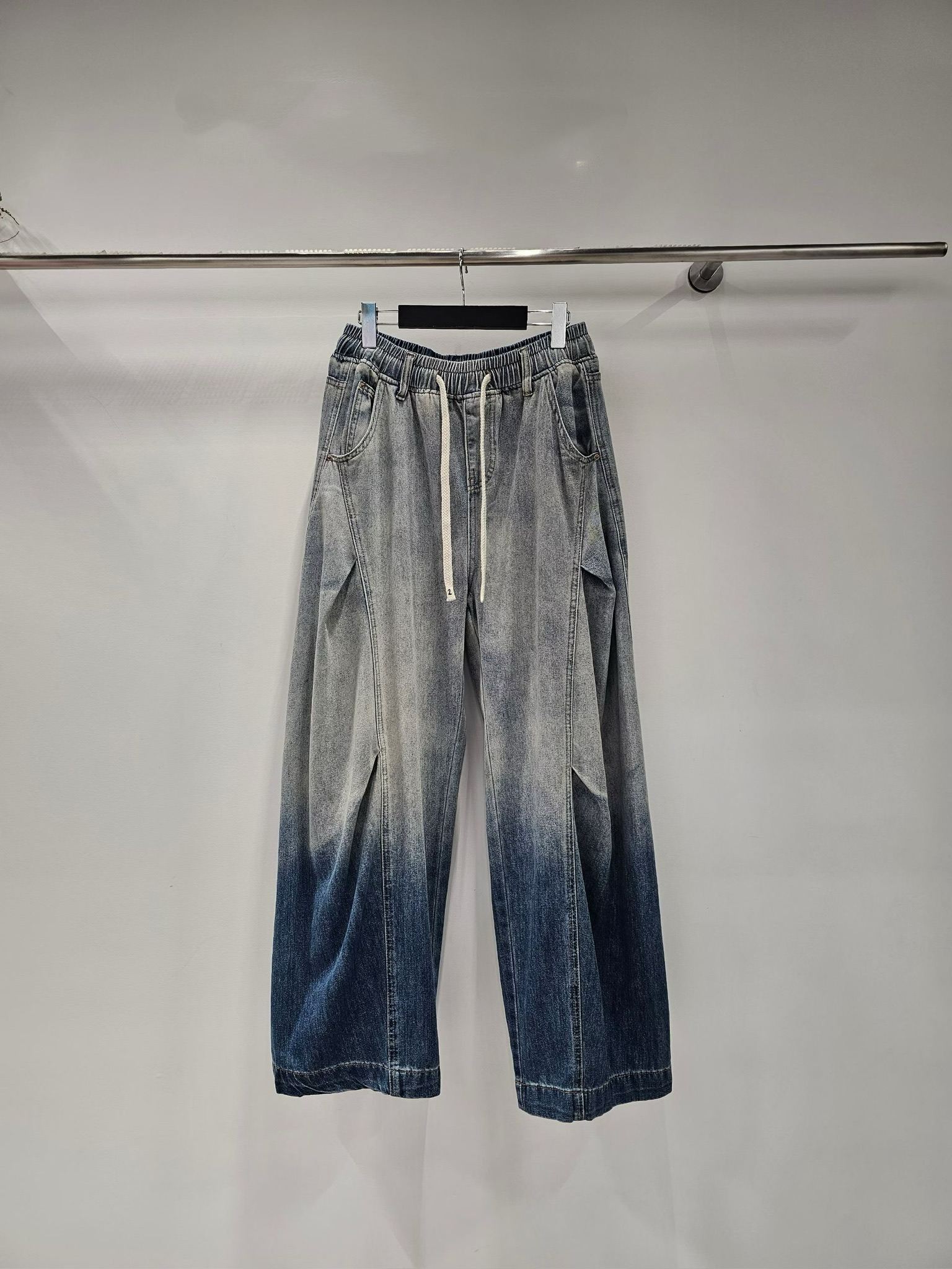 YY15 / DARTED DETAIL OMBRE TWO-TONE JEANS