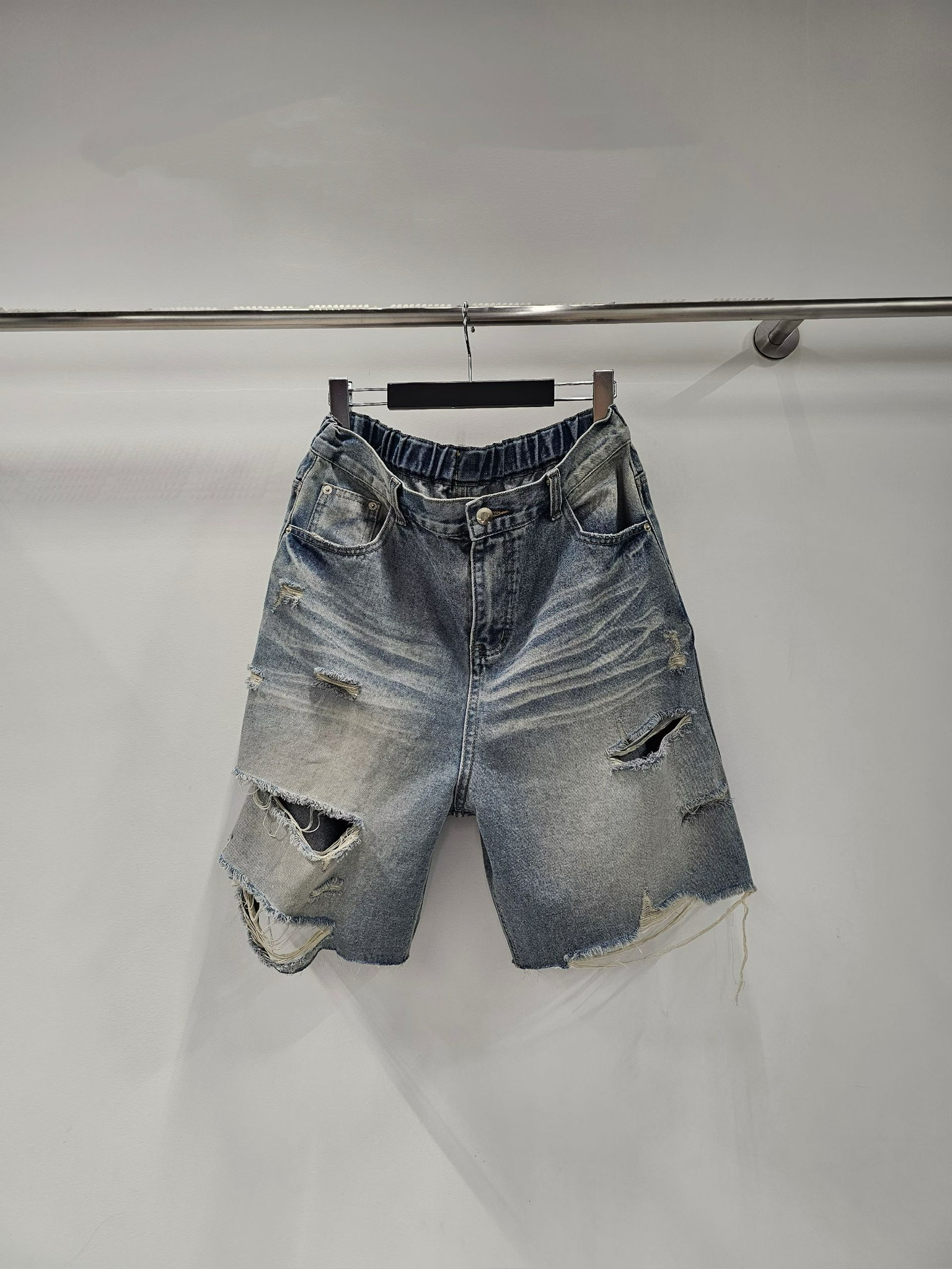 YY22 / DISTRESSED WASHED DENIM BERMS