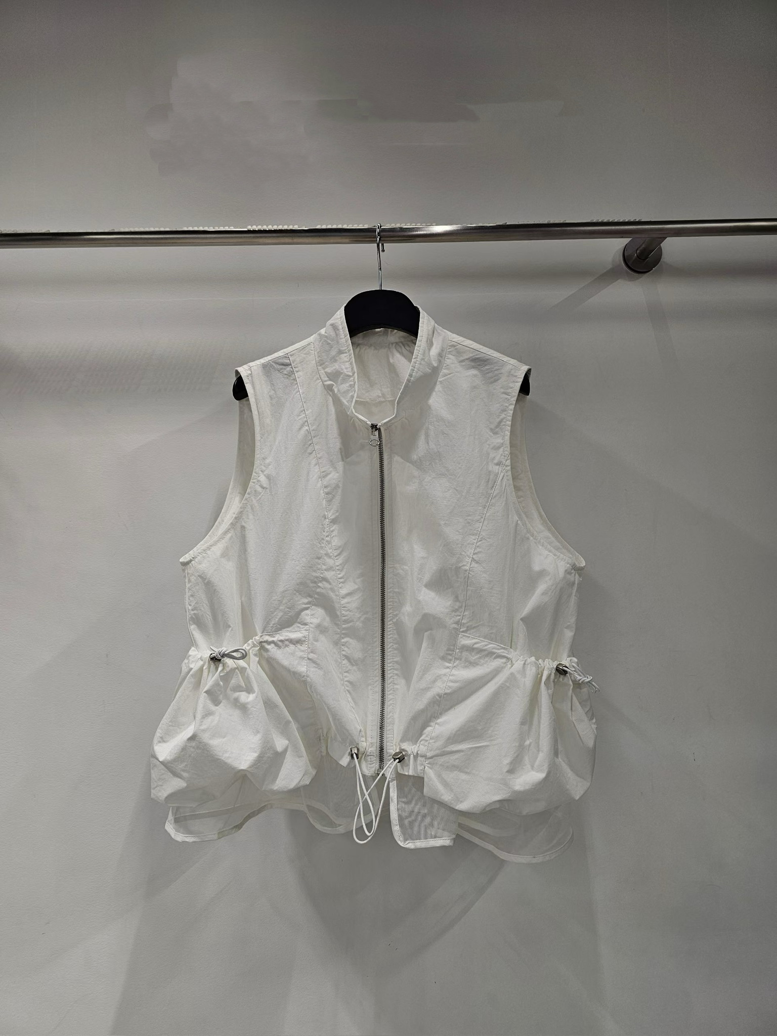 YY12 / FRONT ZIP AND SHEER MESH HEM LAYERING VEST