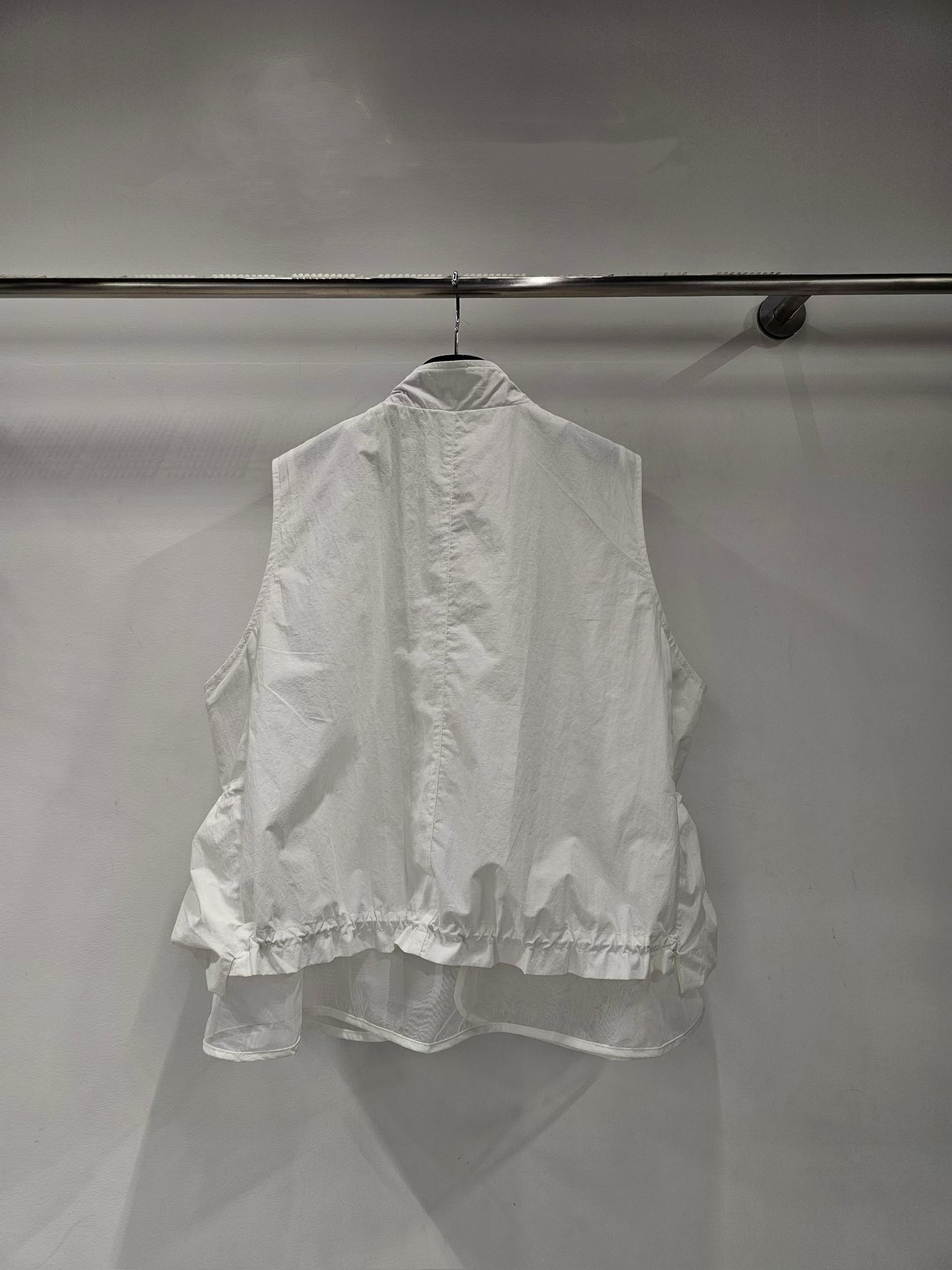 YY12 / FRONT ZIP AND SHEER MESH HEM LAYERING VEST