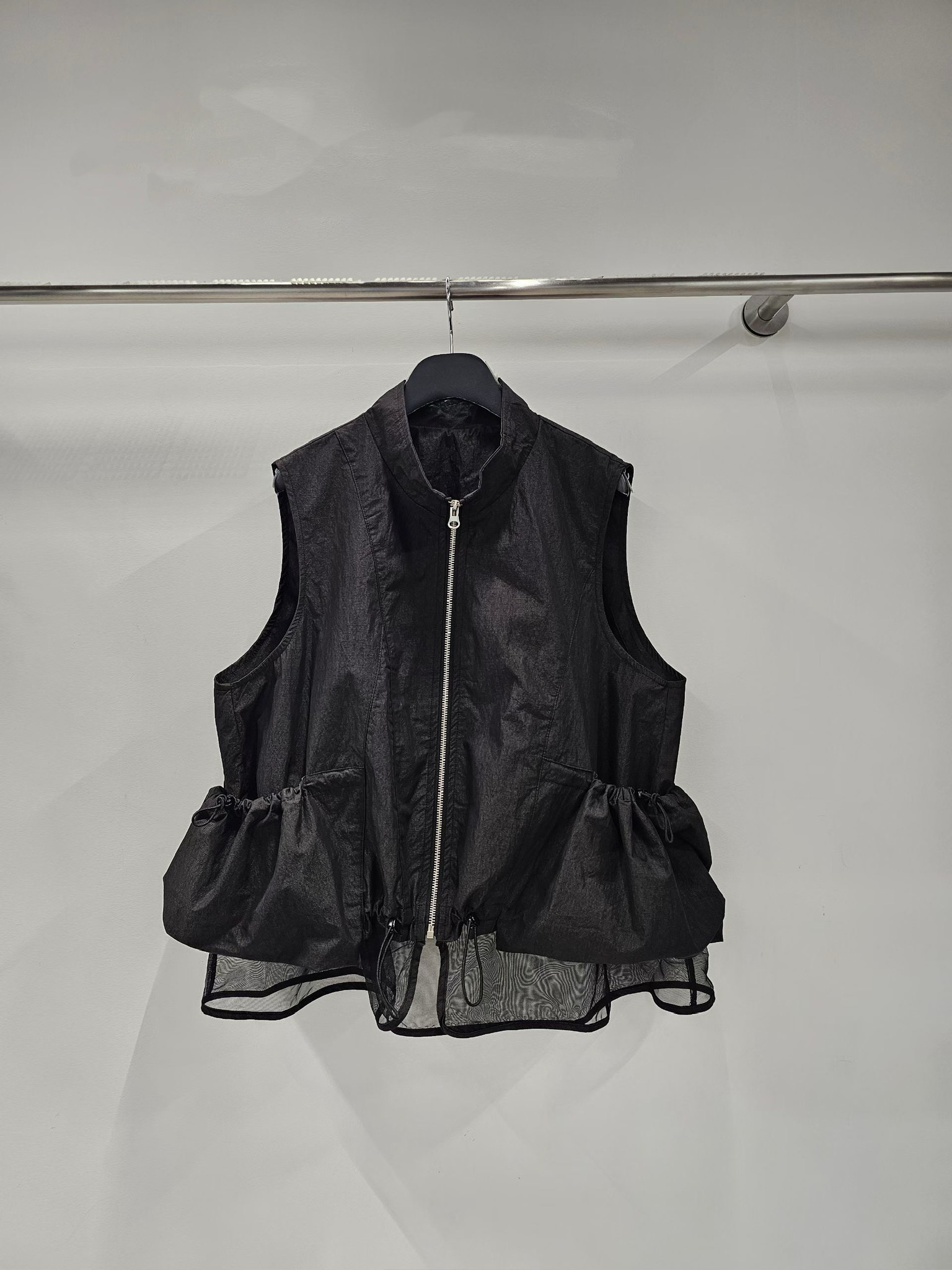 YY12 / FRONT ZIP AND SHEER MESH HEM LAYERING VEST