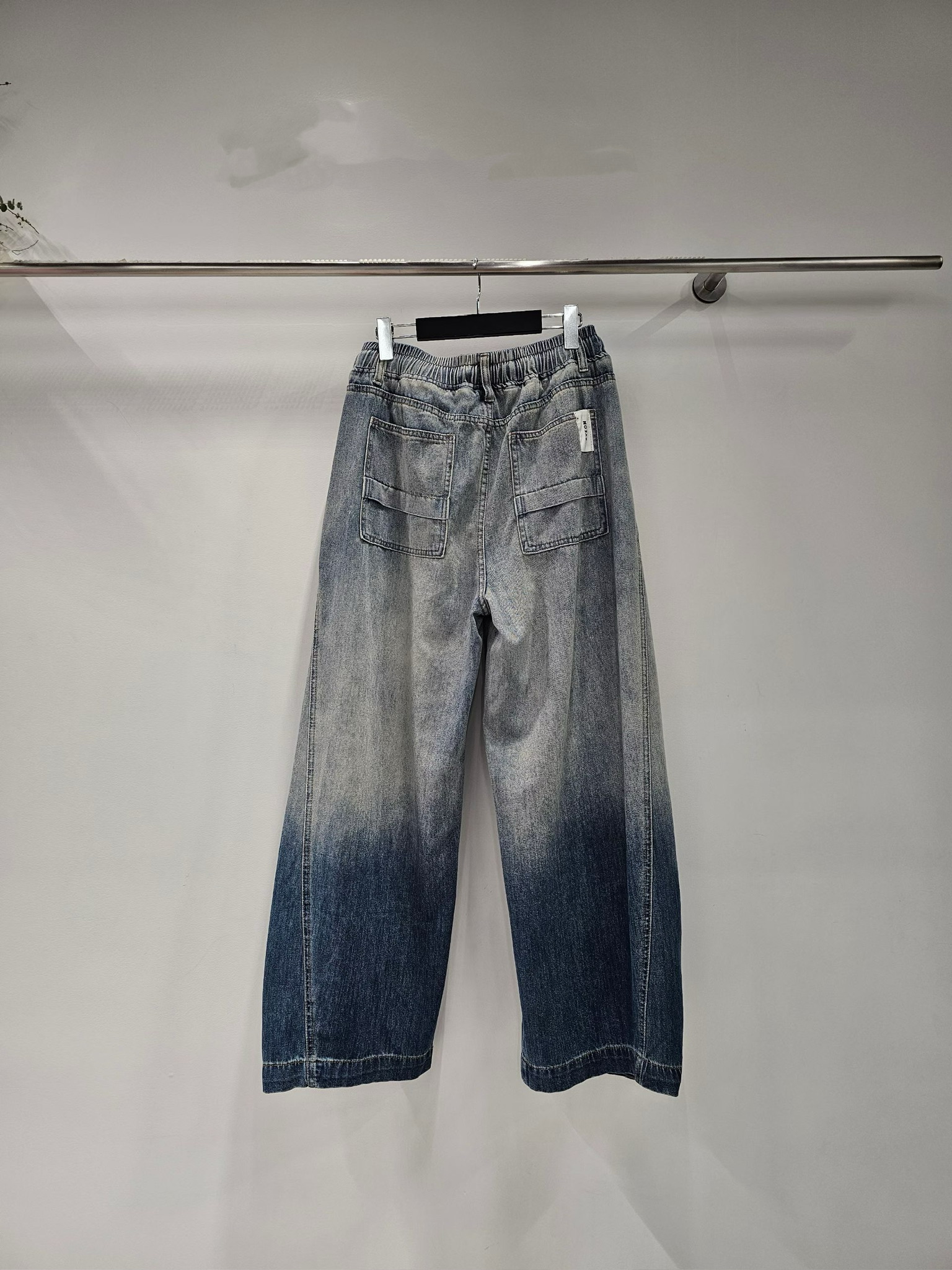 YY15 / DARTED DETAIL OMBRE TWO-TONE JEANS