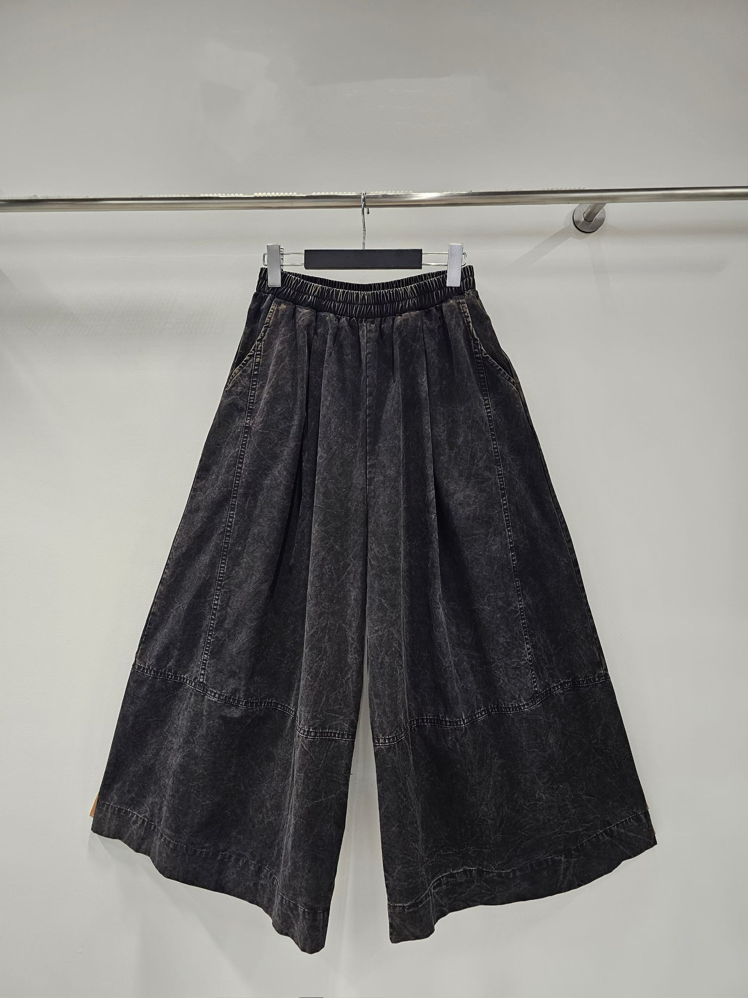 YY17 / PIGMENT WASHED WIDE-LEG TROUSERS