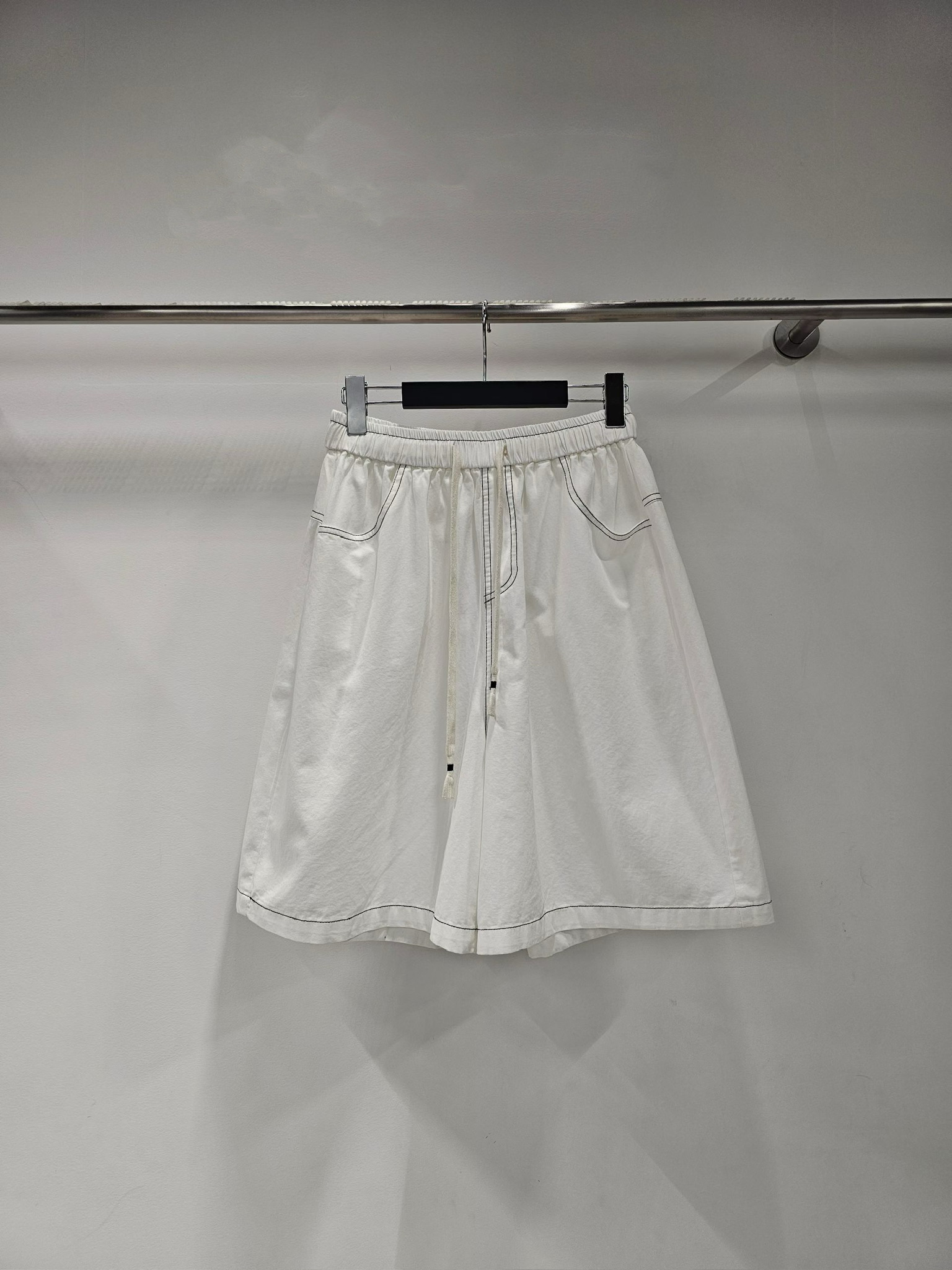 YY20 / CONTRAST STITCH POCKET BERMS